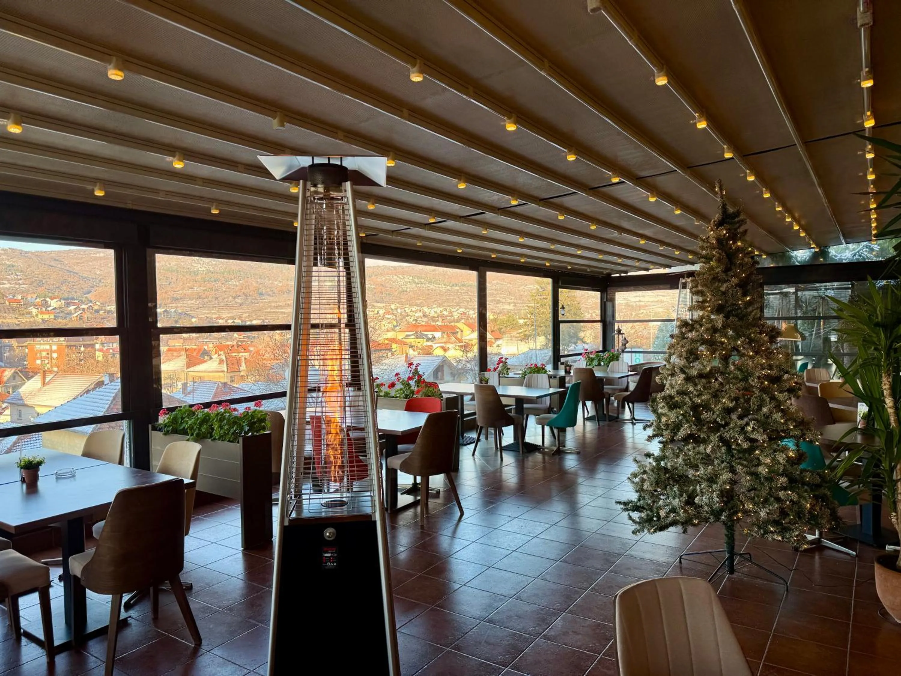 Restaurant/places to eat in Hotel Happy