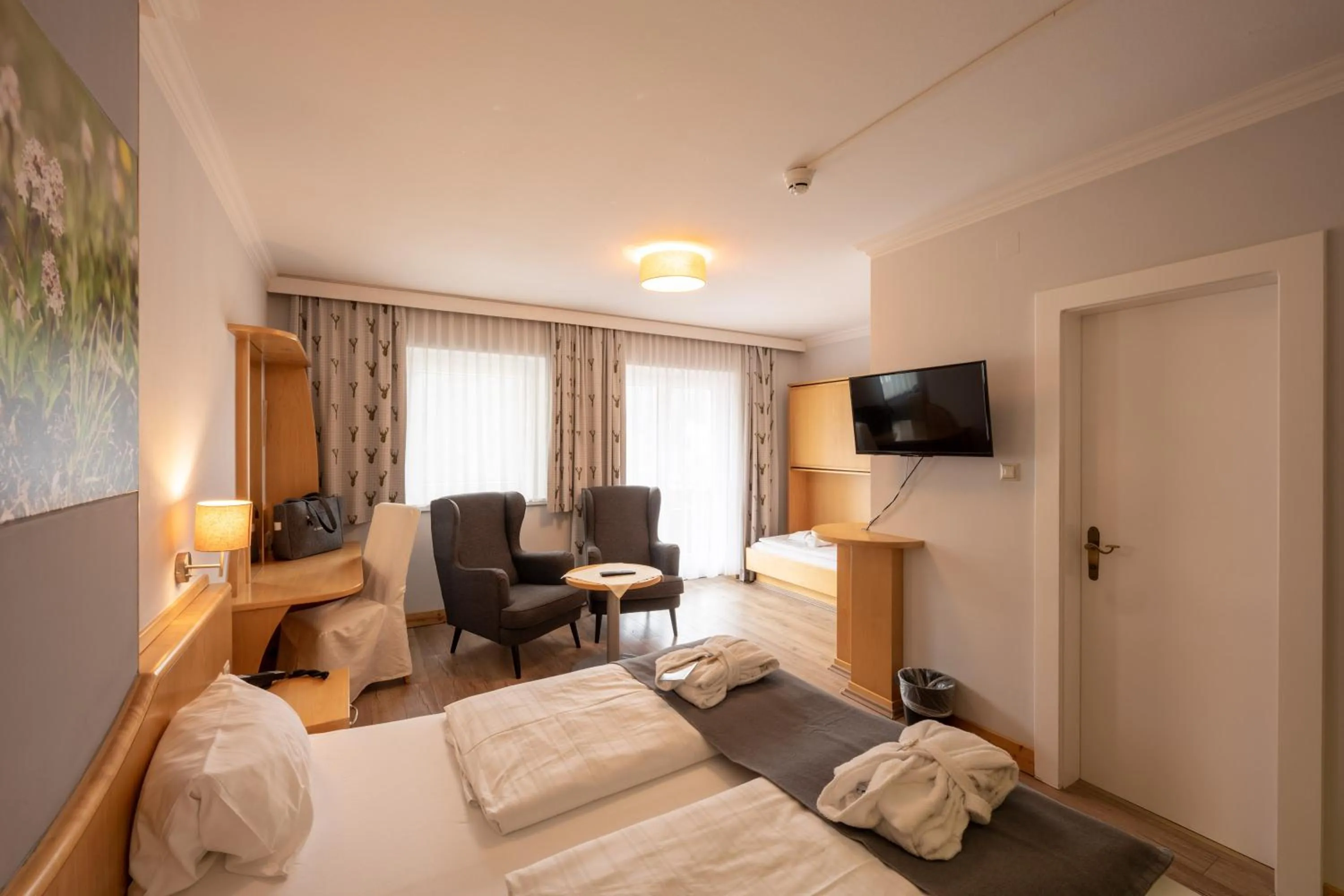 Shower, Bed in Genusshotel Almrausch