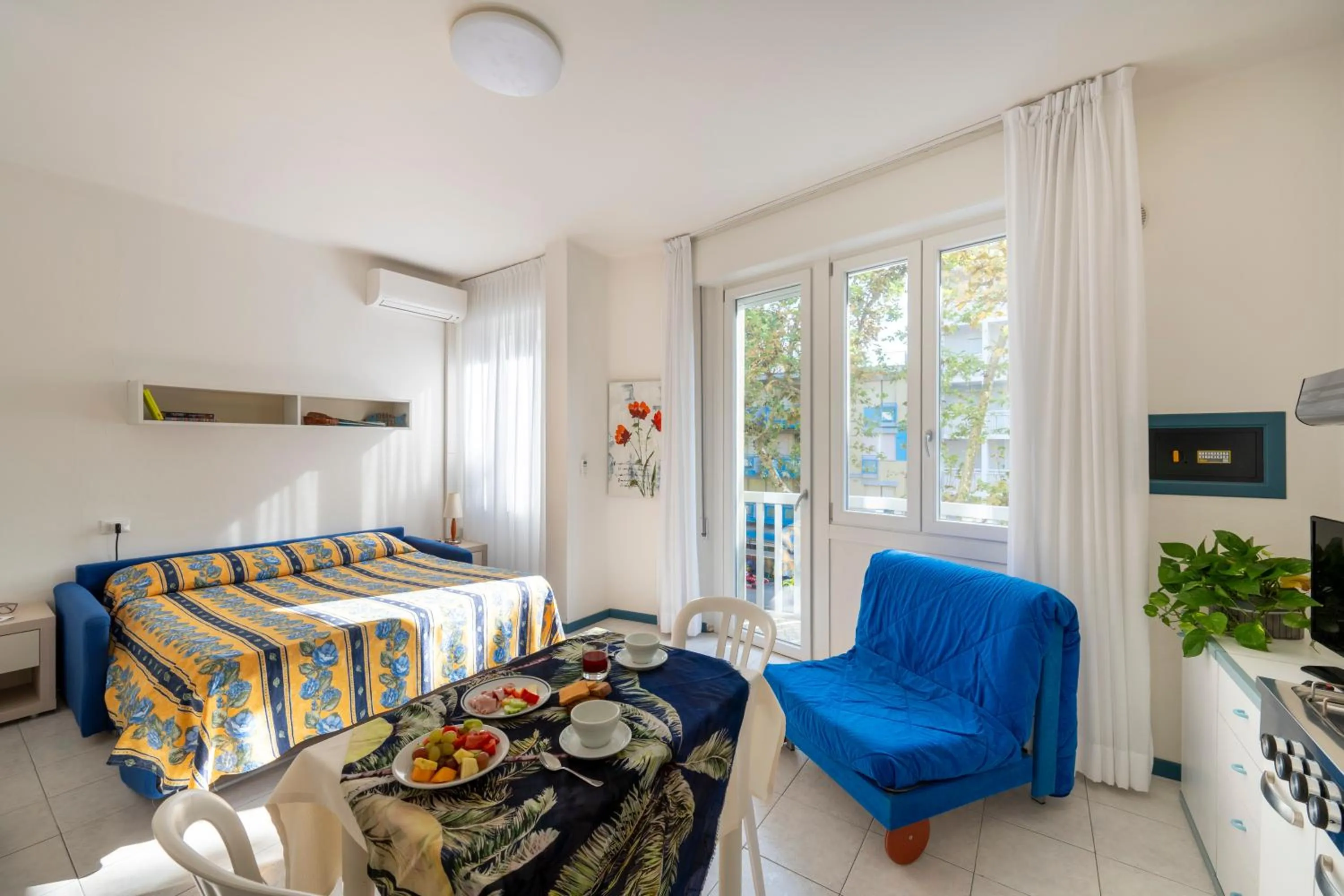 TV and multimedia in Aparthotel Pineda