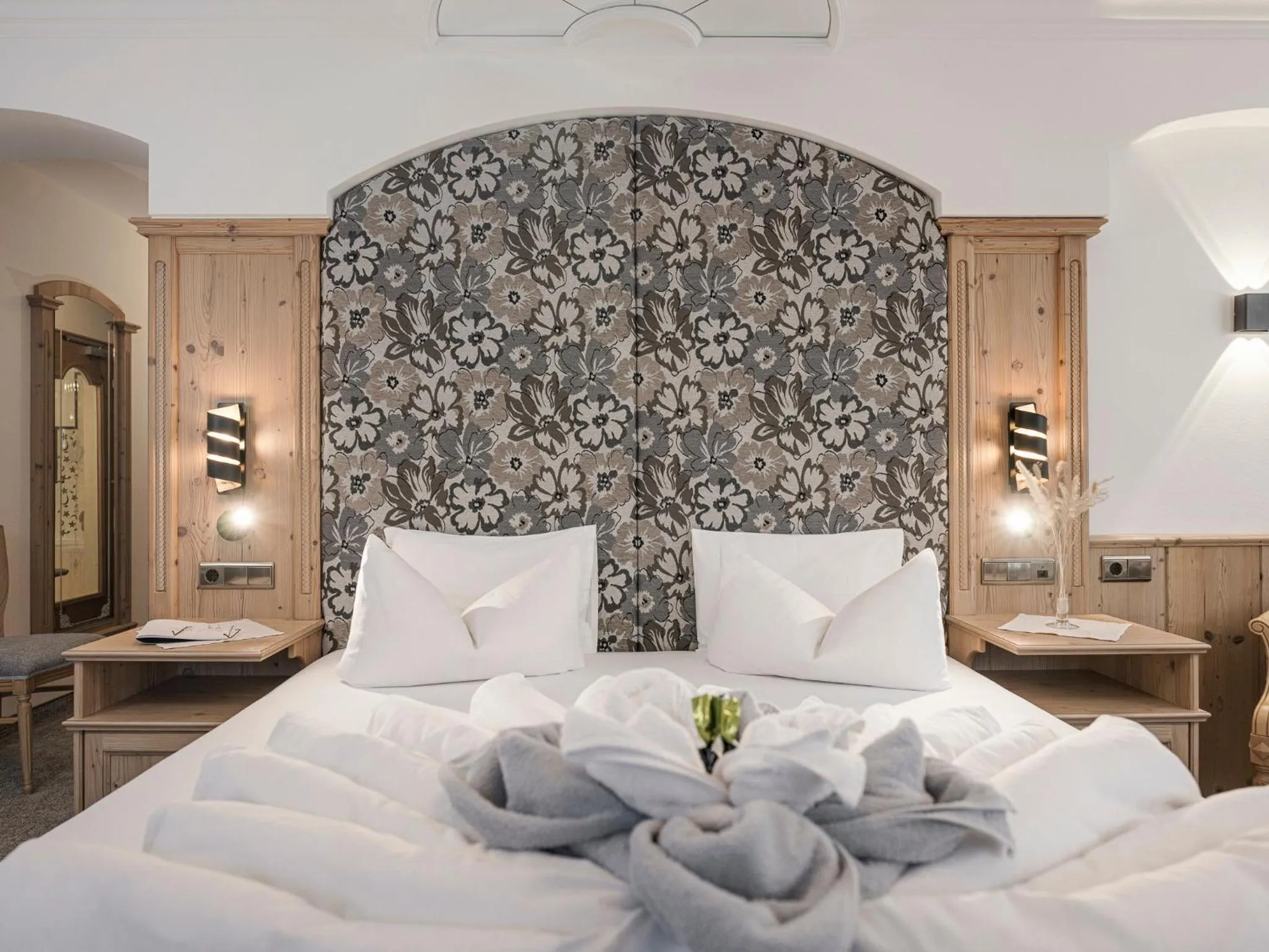 Photo of the whole room, Bed in Hotel Alpenjuwel 4 Sterne Superior