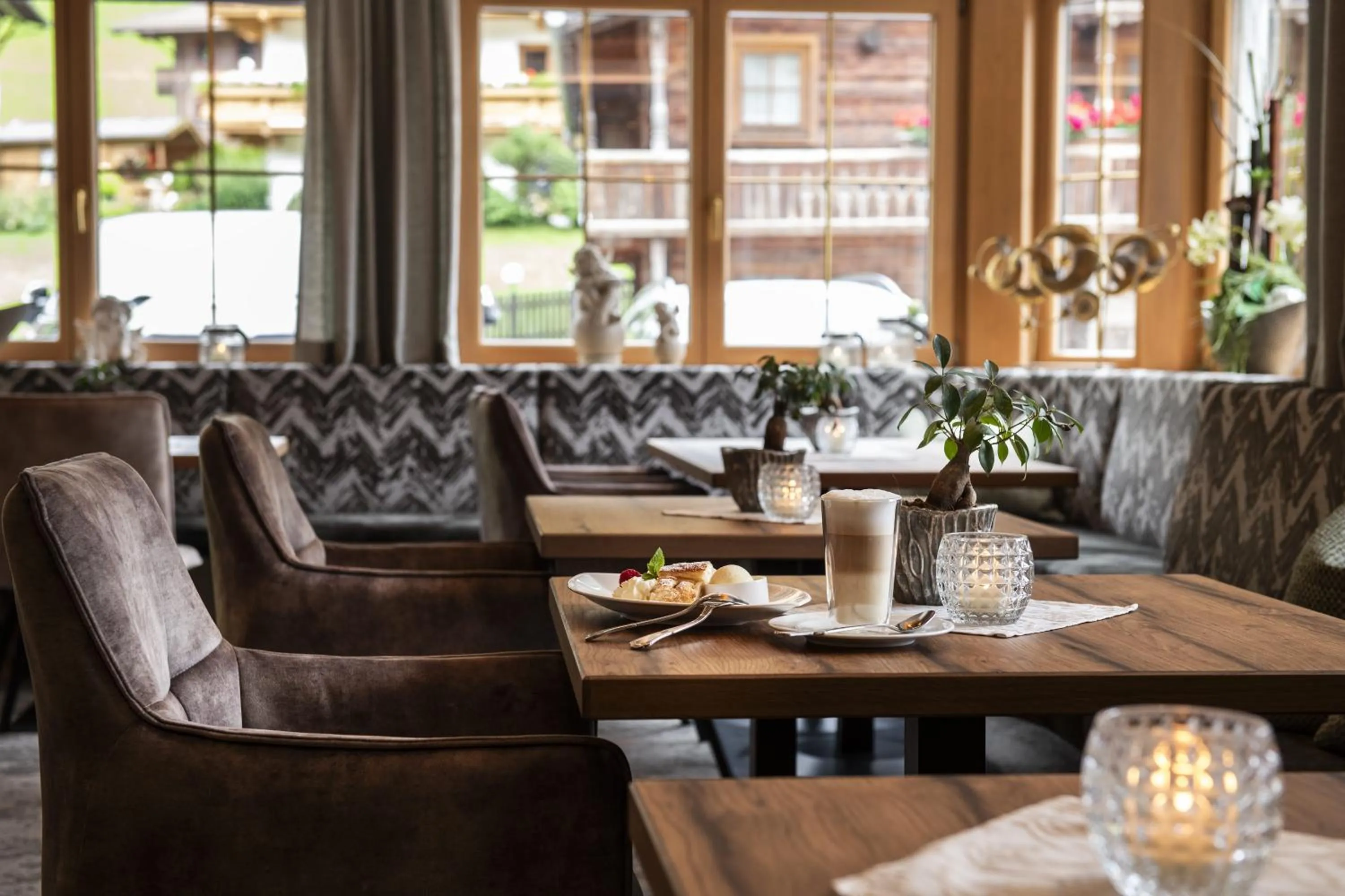 Lounge or bar in Hotel Alpenjuwel 4 Sterne Superior