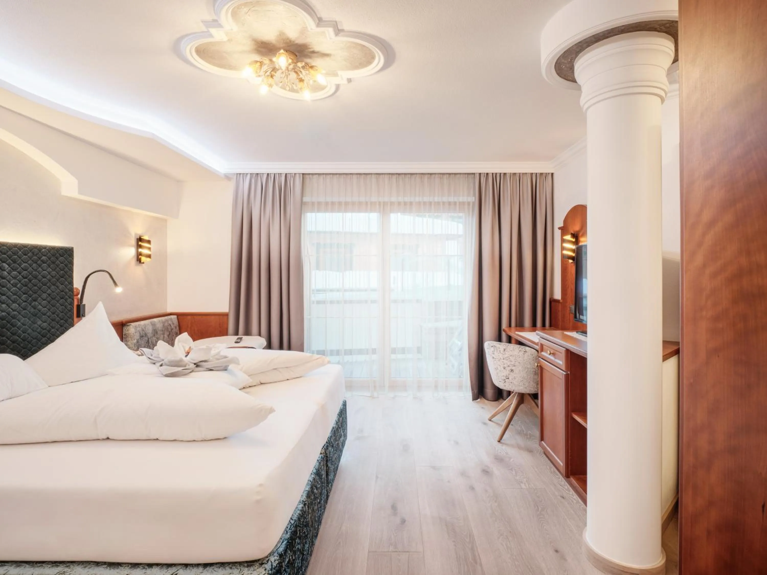 Photo of the whole room, Bed in Hotel Alpenjuwel 4 Sterne Superior