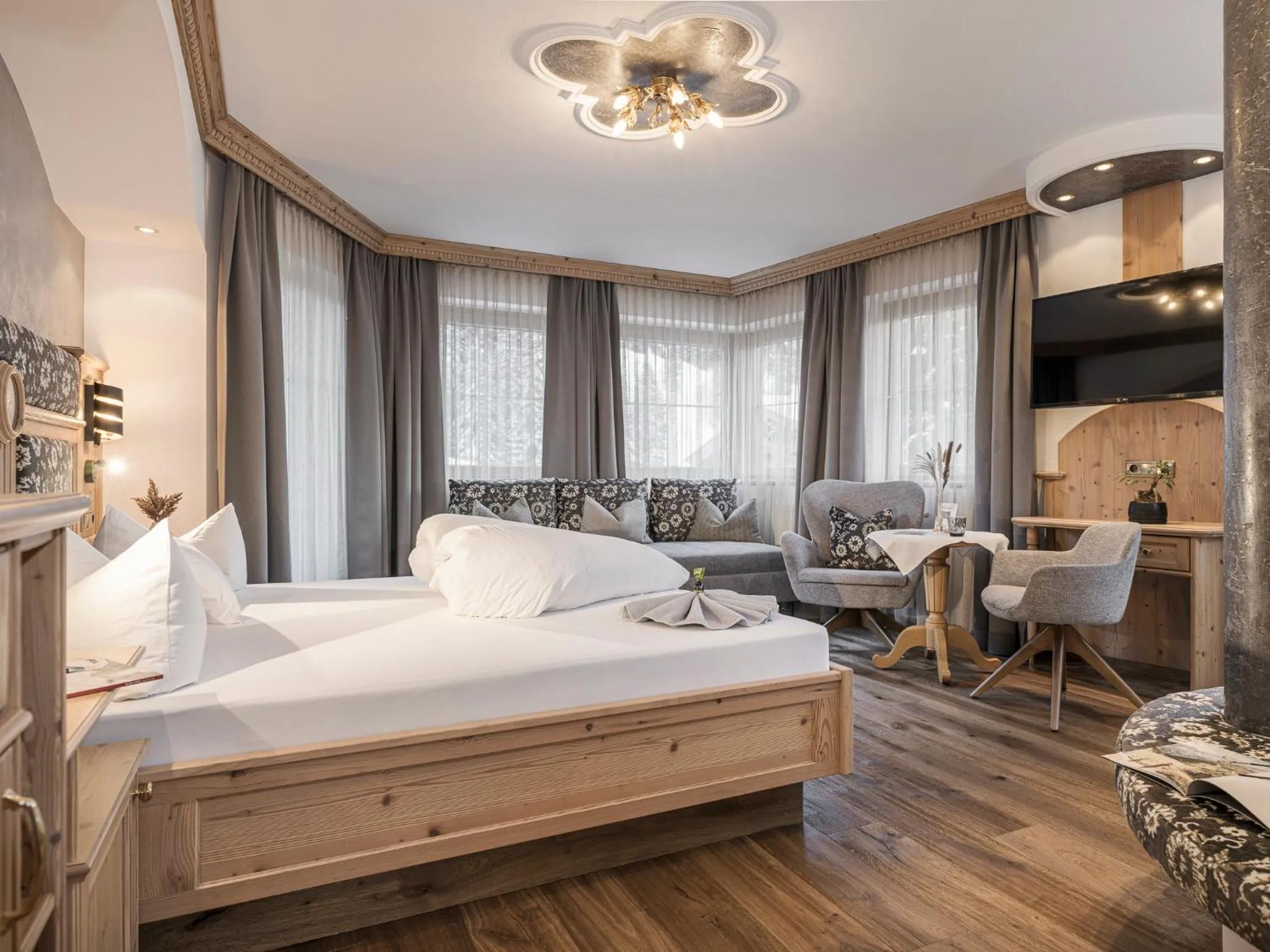 Photo of the whole room, Bed in Hotel Alpenjuwel 4 Sterne Superior