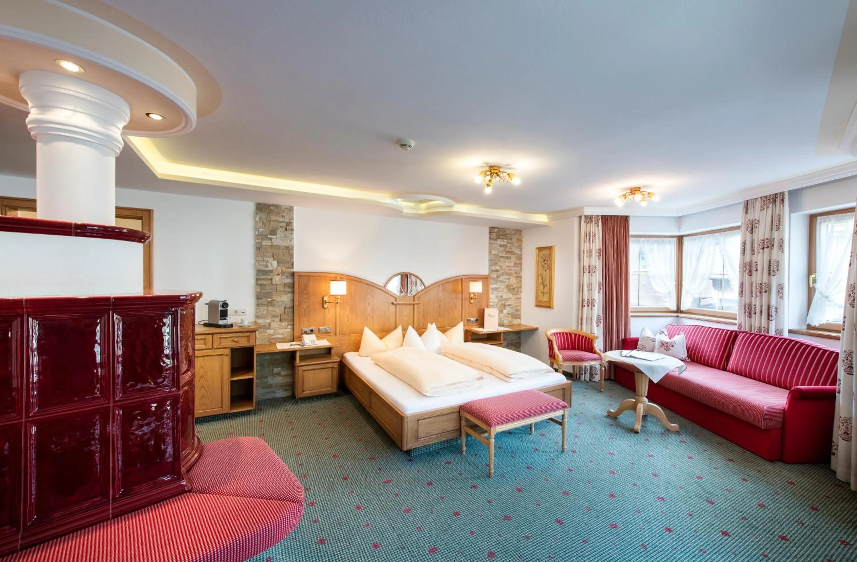 Photo of the whole room, Bed in Hotel Alpenjuwel 4 Sterne Superior