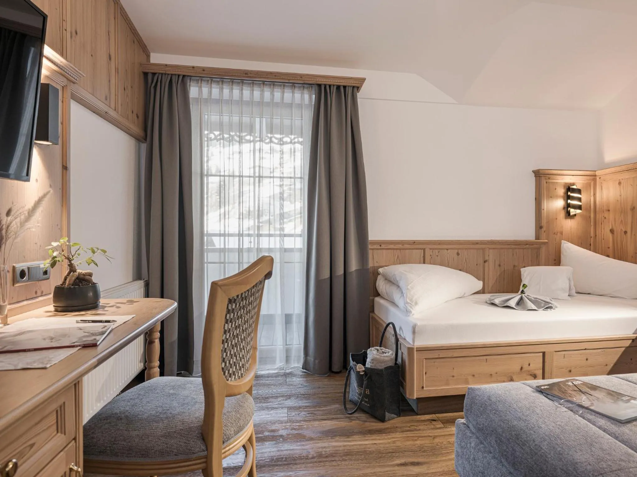 Photo of the whole room, Bed in Hotel Alpenjuwel 4 Sterne Superior