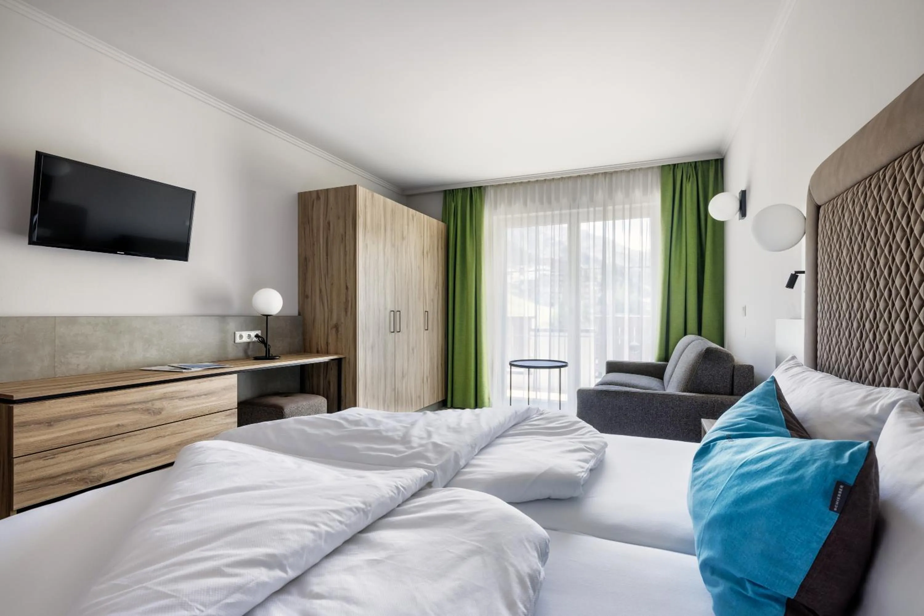 Photo of the whole room, Bed in Alpenaussicht