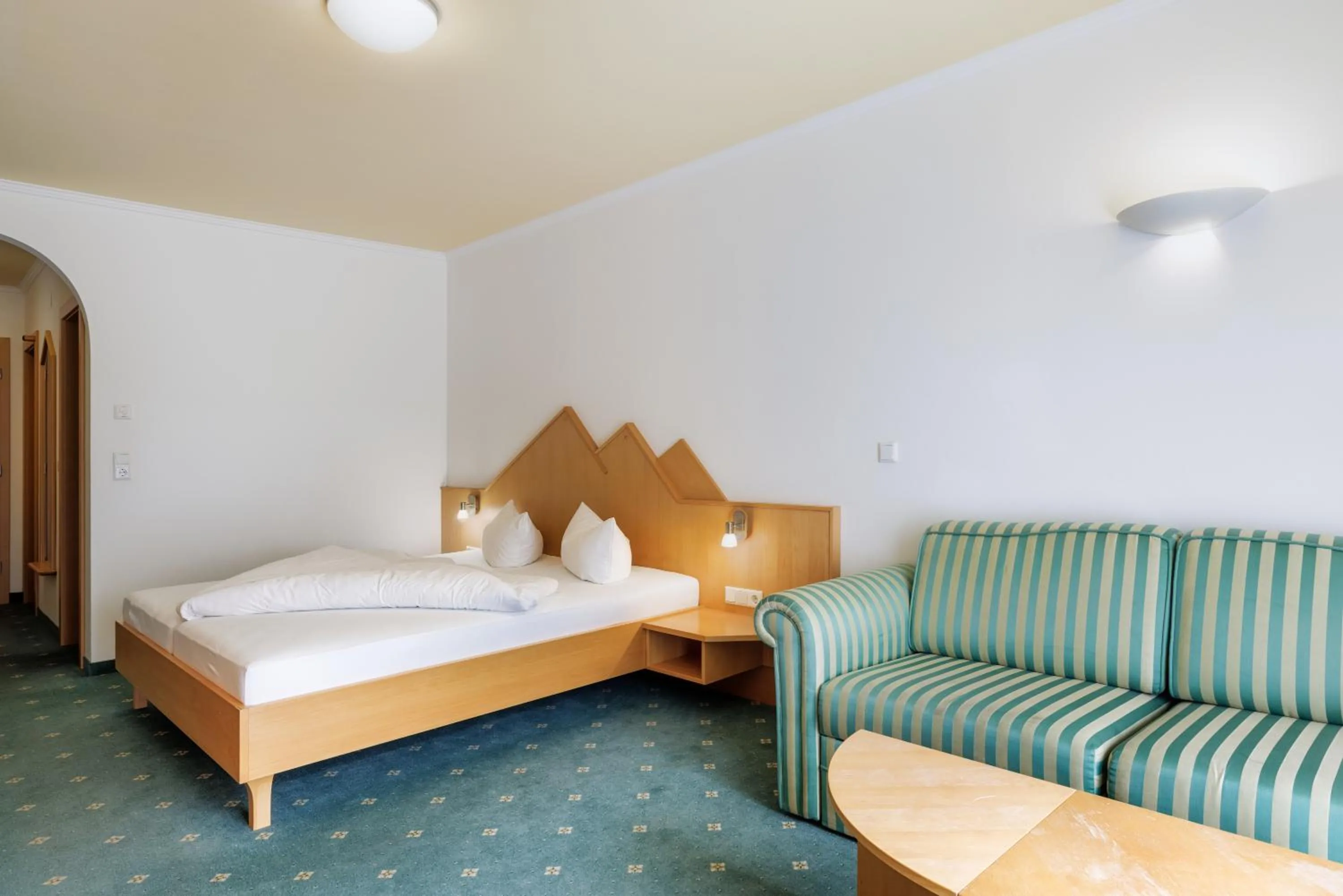 Photo of the whole room, Bed in Alpenaussicht