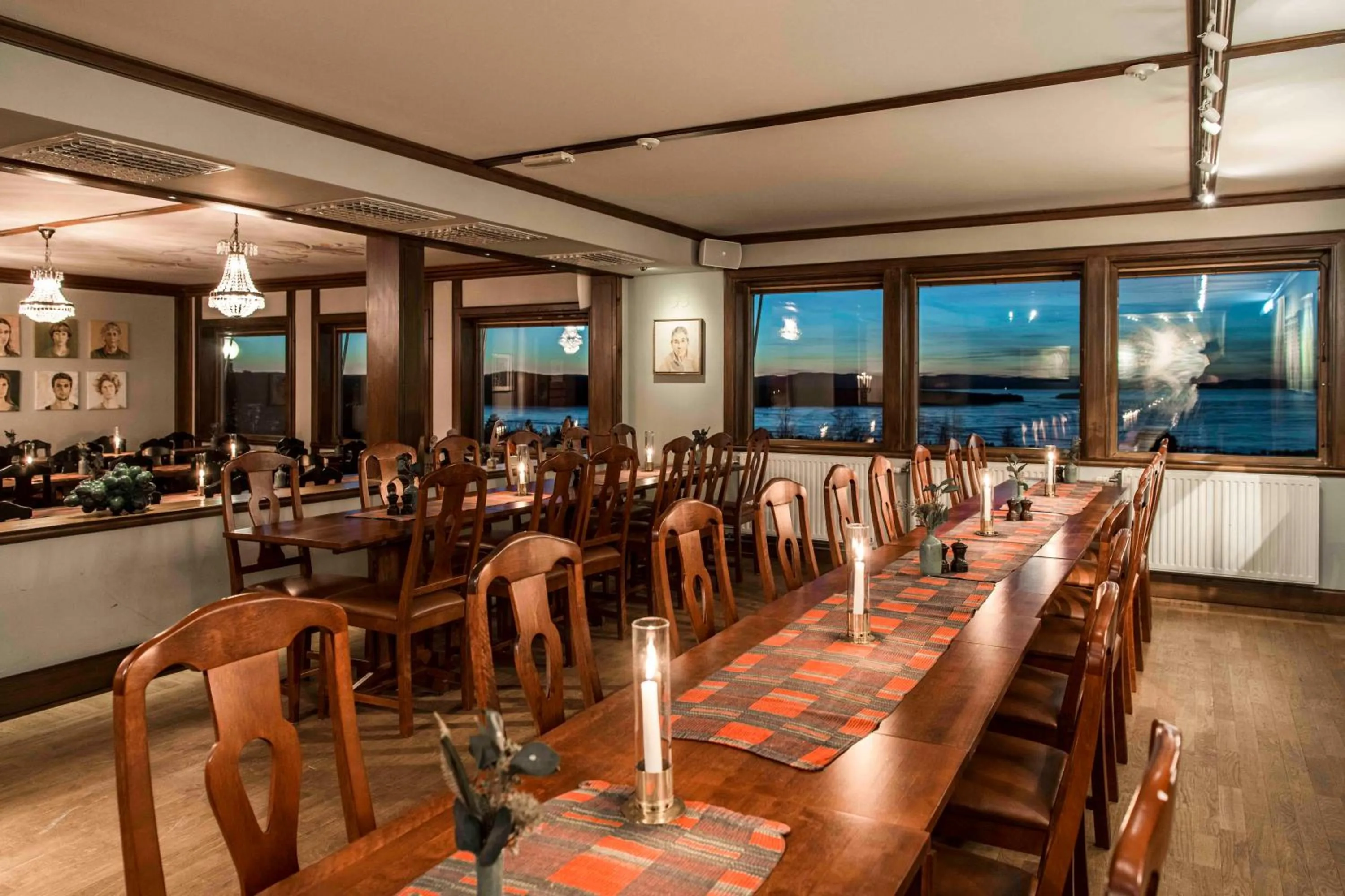 Restaurant/places to eat in Green Hotel