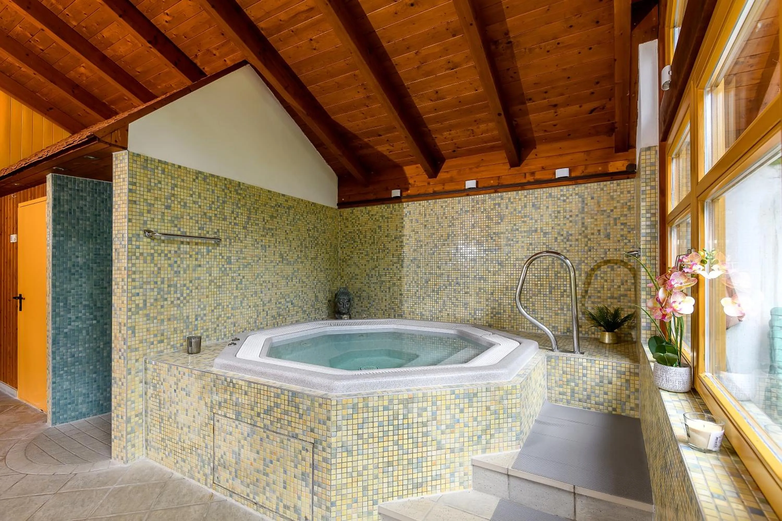 Hot Tub in Vital Hotel Krainz mit Nebenhaus Familien Oase