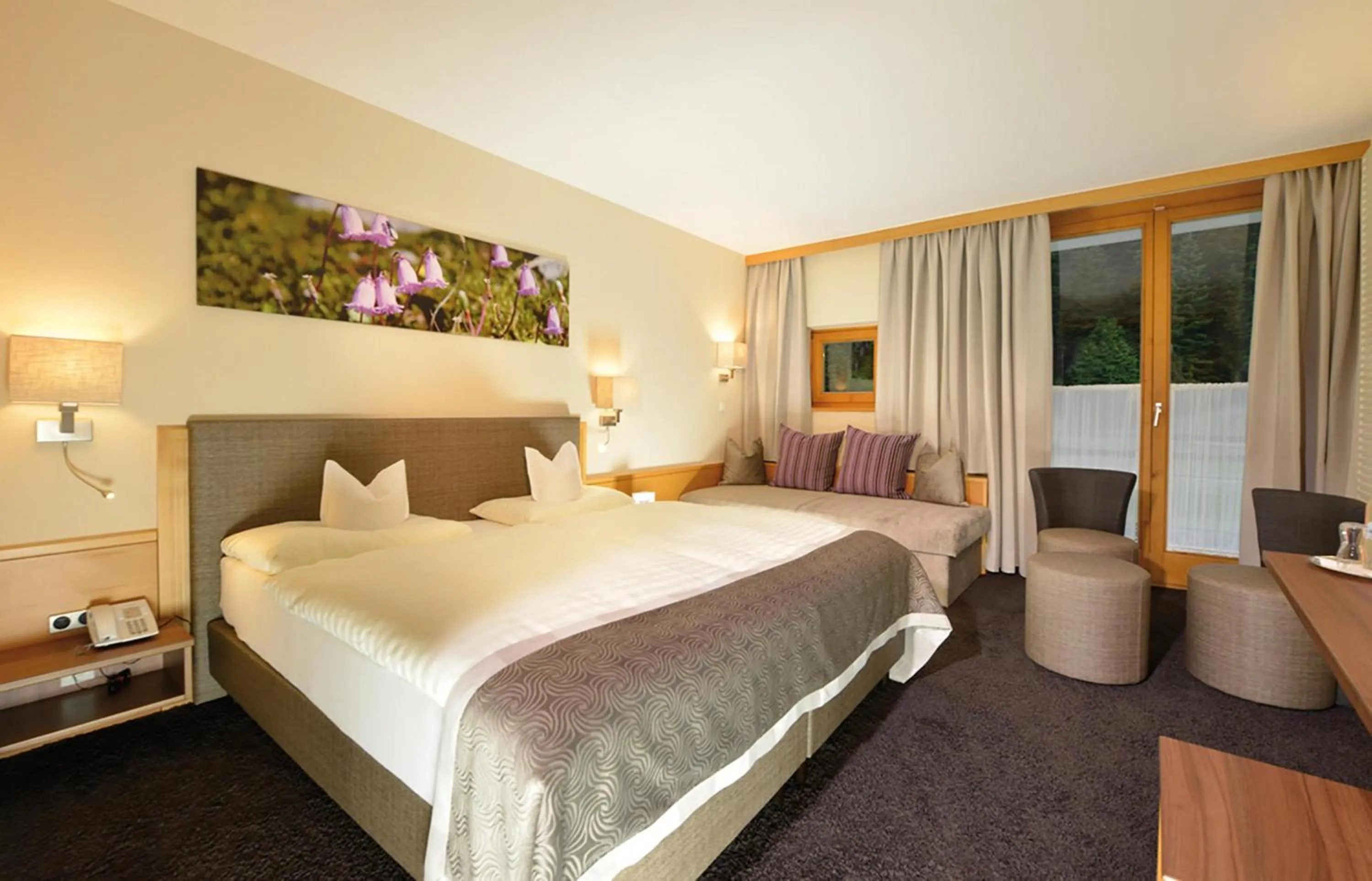 Photo of the whole room, Bed in Hotel Vier Jahreszeiten