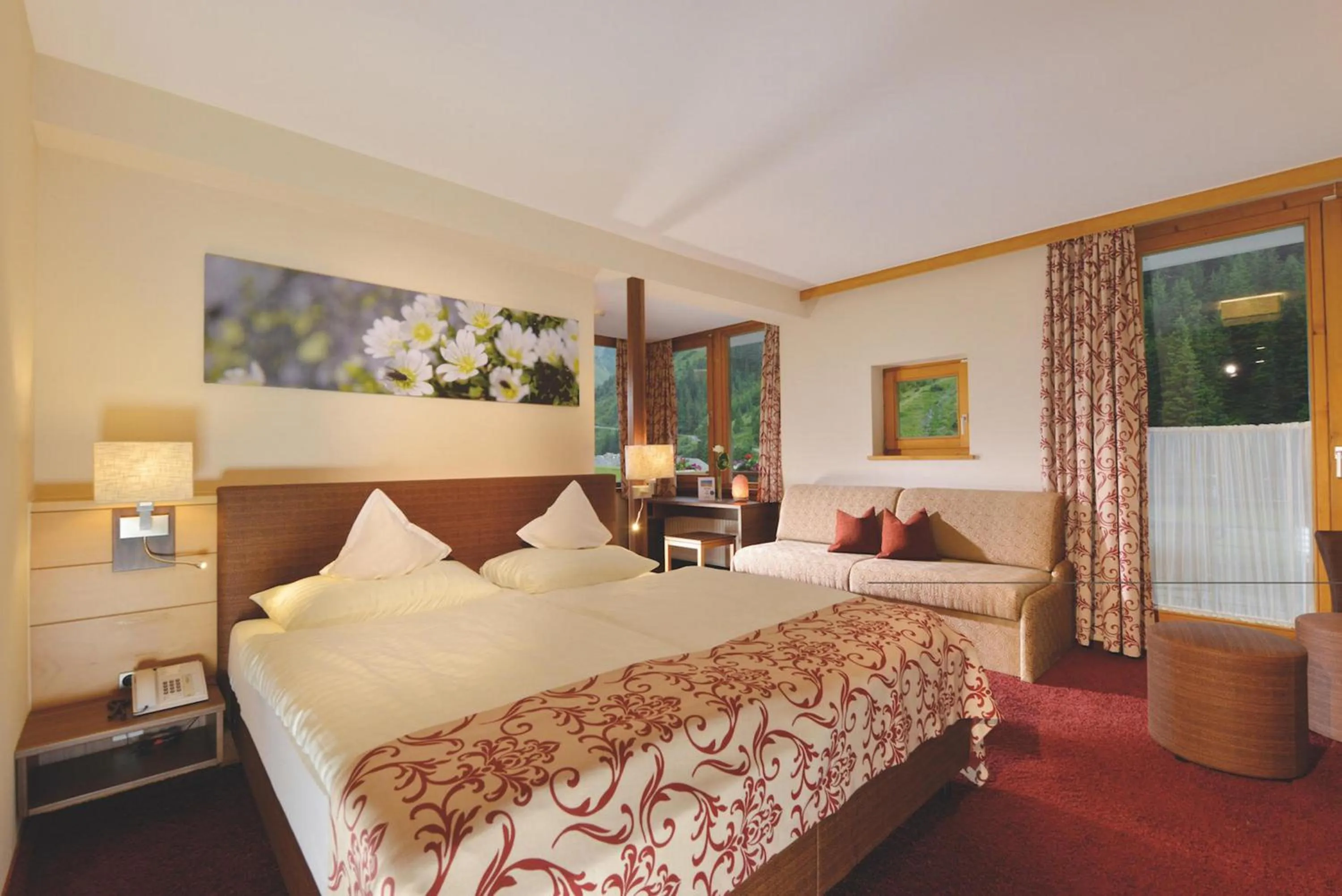 Photo of the whole room, Bed in Hotel Vier Jahreszeiten