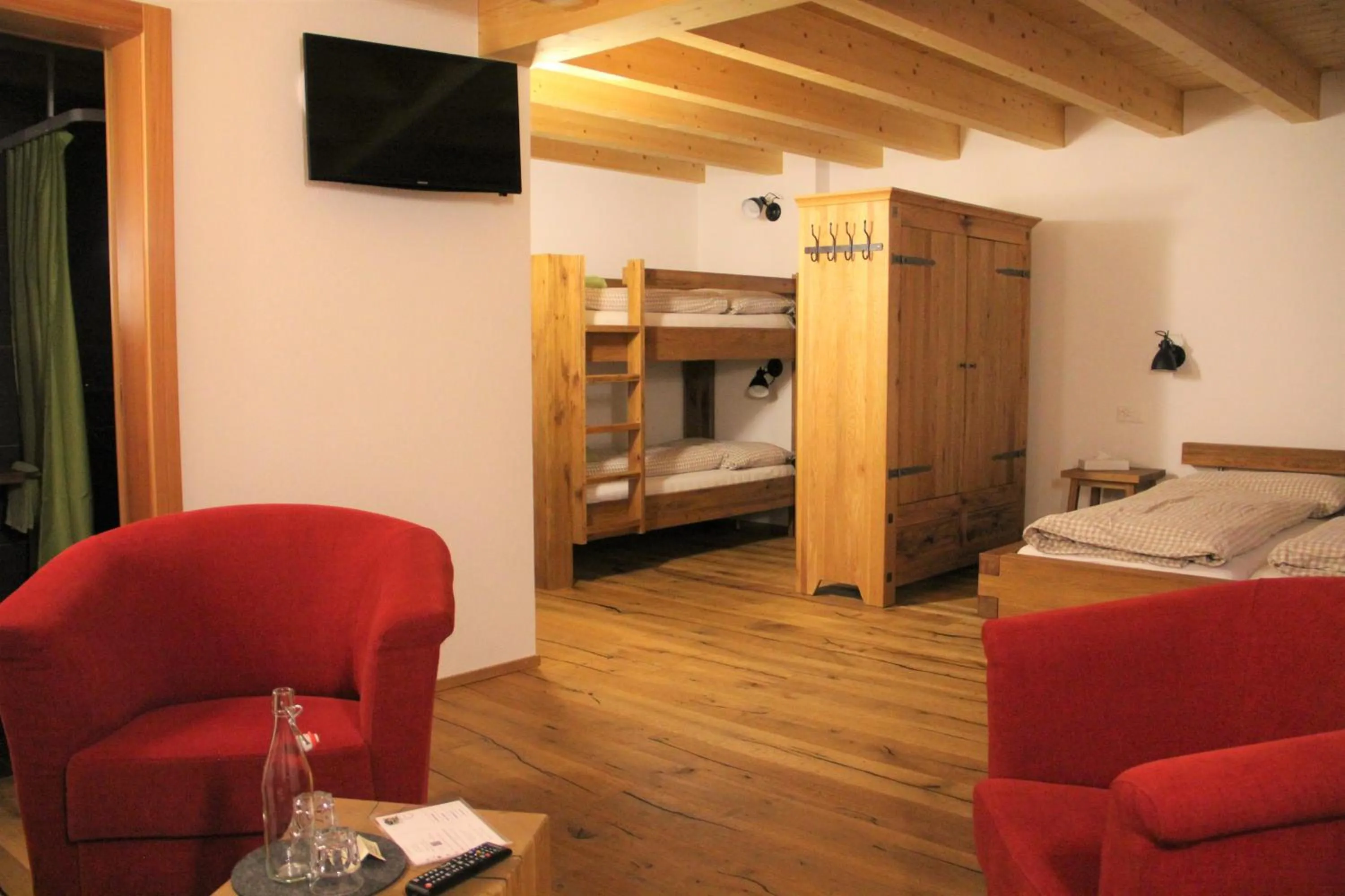 TV and multimedia, Bed in B&B Hängebrigga