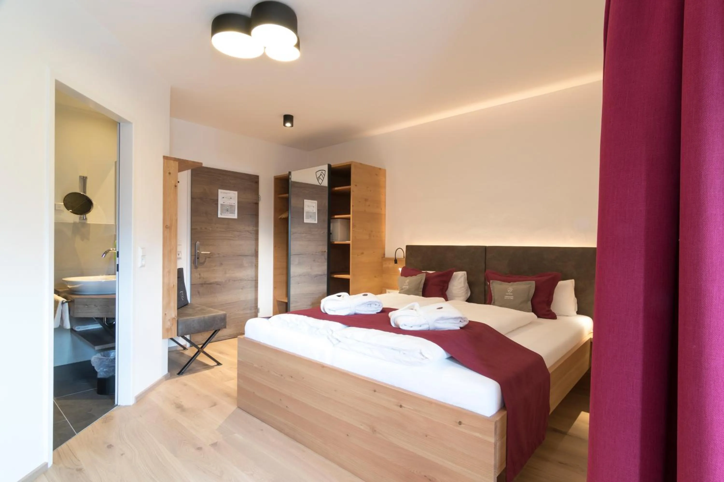 Photo of the whole room, Bed in SPA & Naturhotel Outside