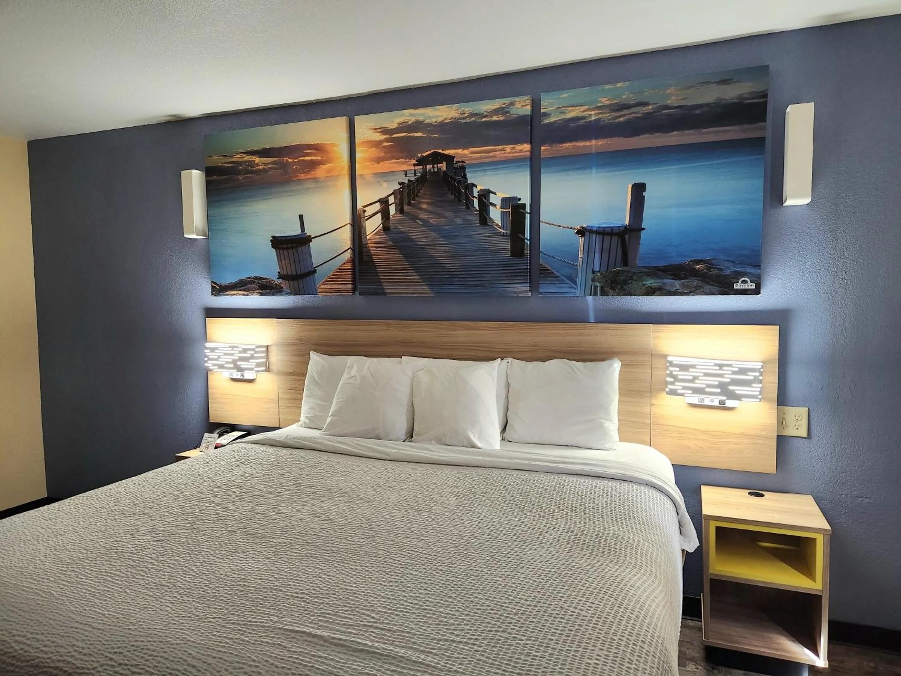 Bedroom, Bed in Days Inn by Wyndham New Orleans Pontchartrain