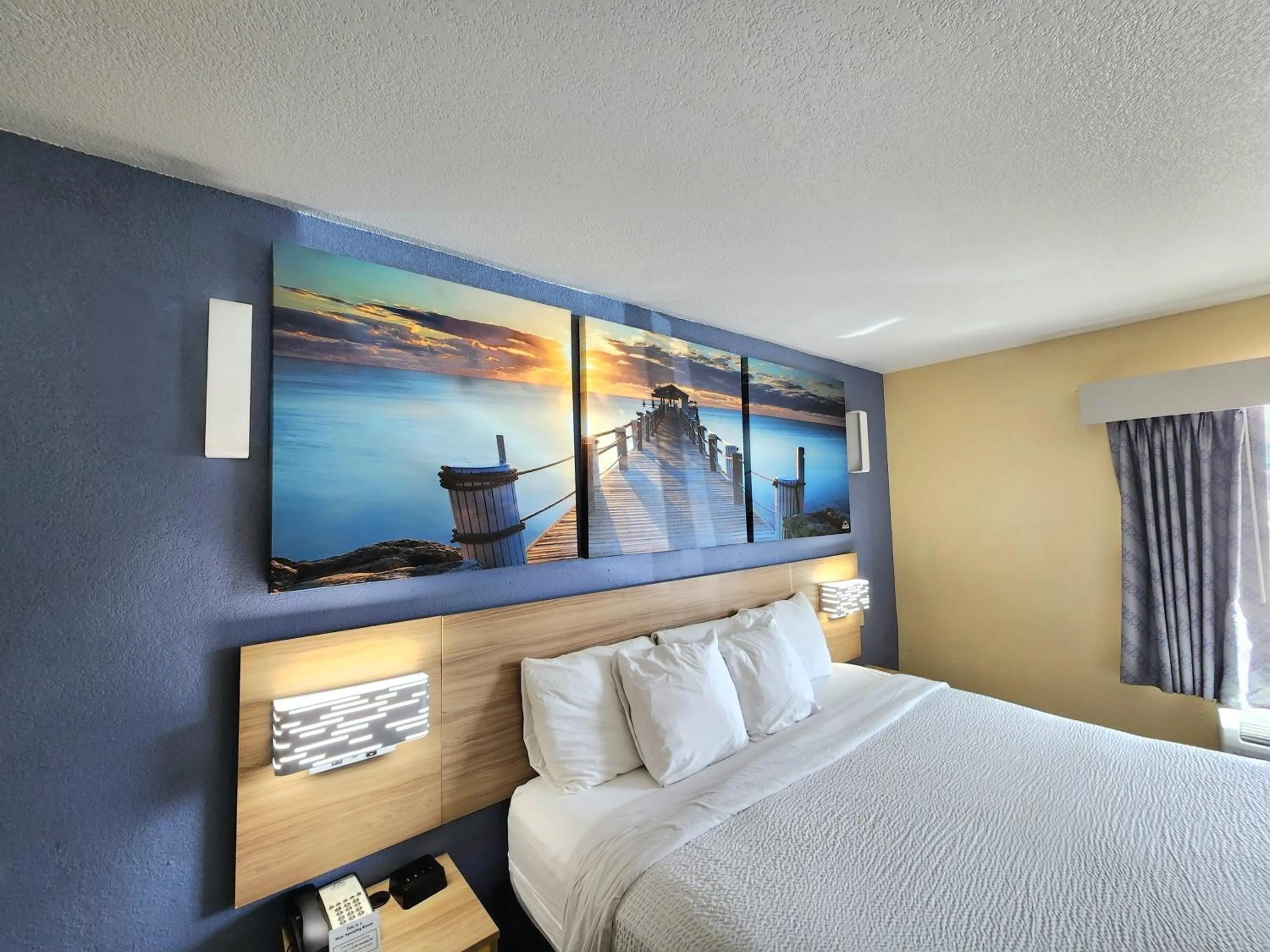 Bedroom, Bed in Days Inn by Wyndham New Orleans Pontchartrain