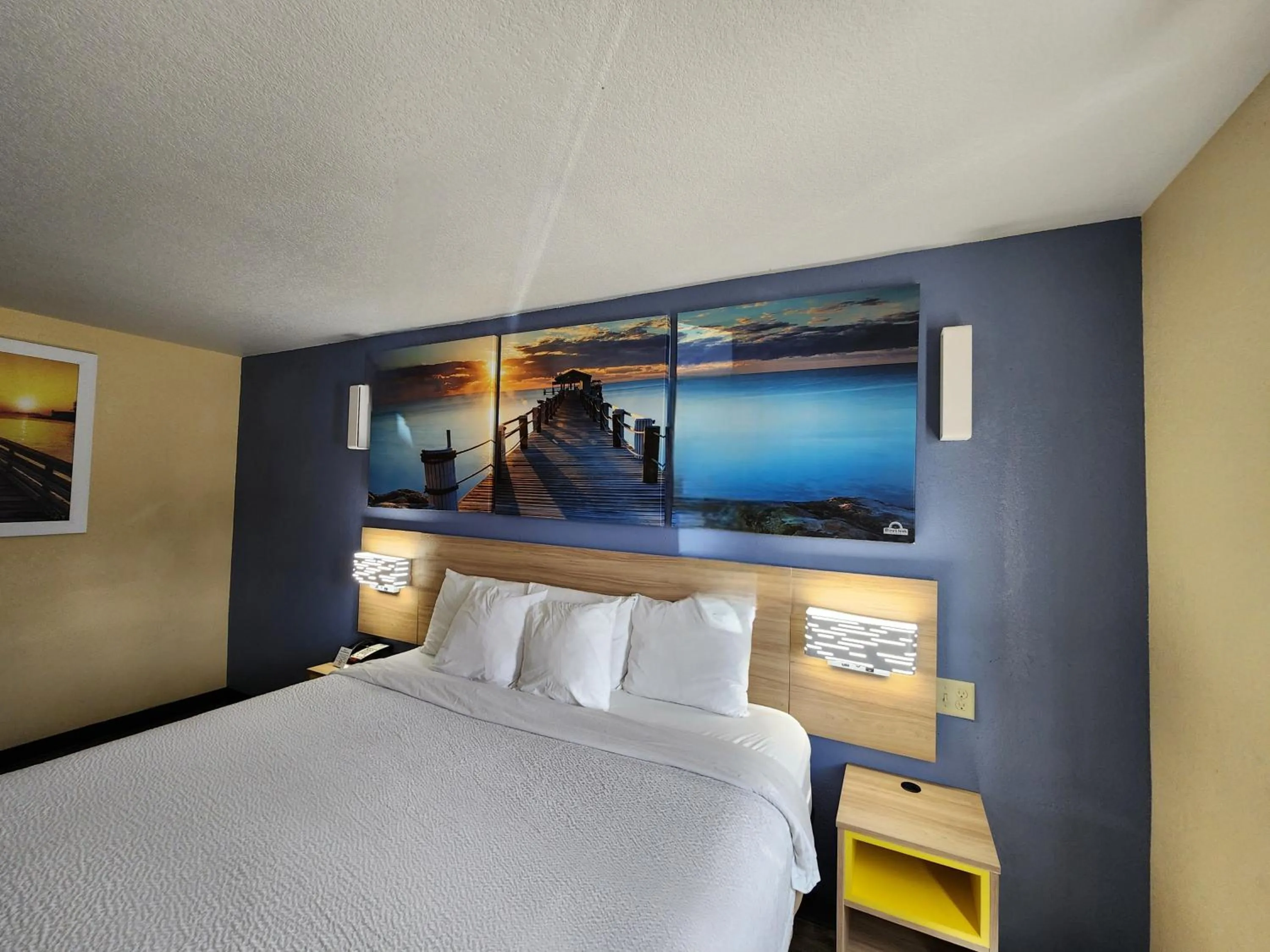 Bedroom, Bed in Days Inn by Wyndham New Orleans Pontchartrain