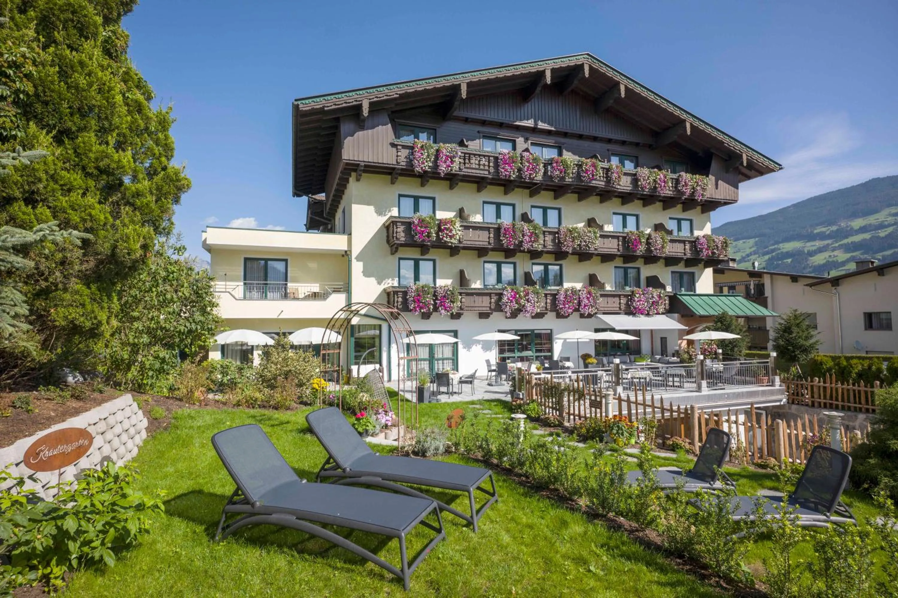 Garden in Hotel Landhaus Zillertal