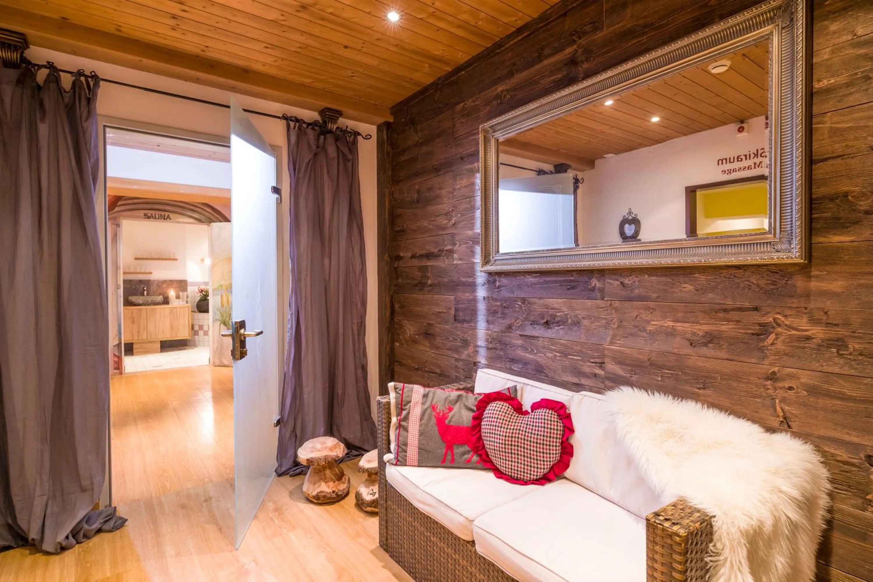 Sauna, Bed in Hotel Landhaus Zillertal