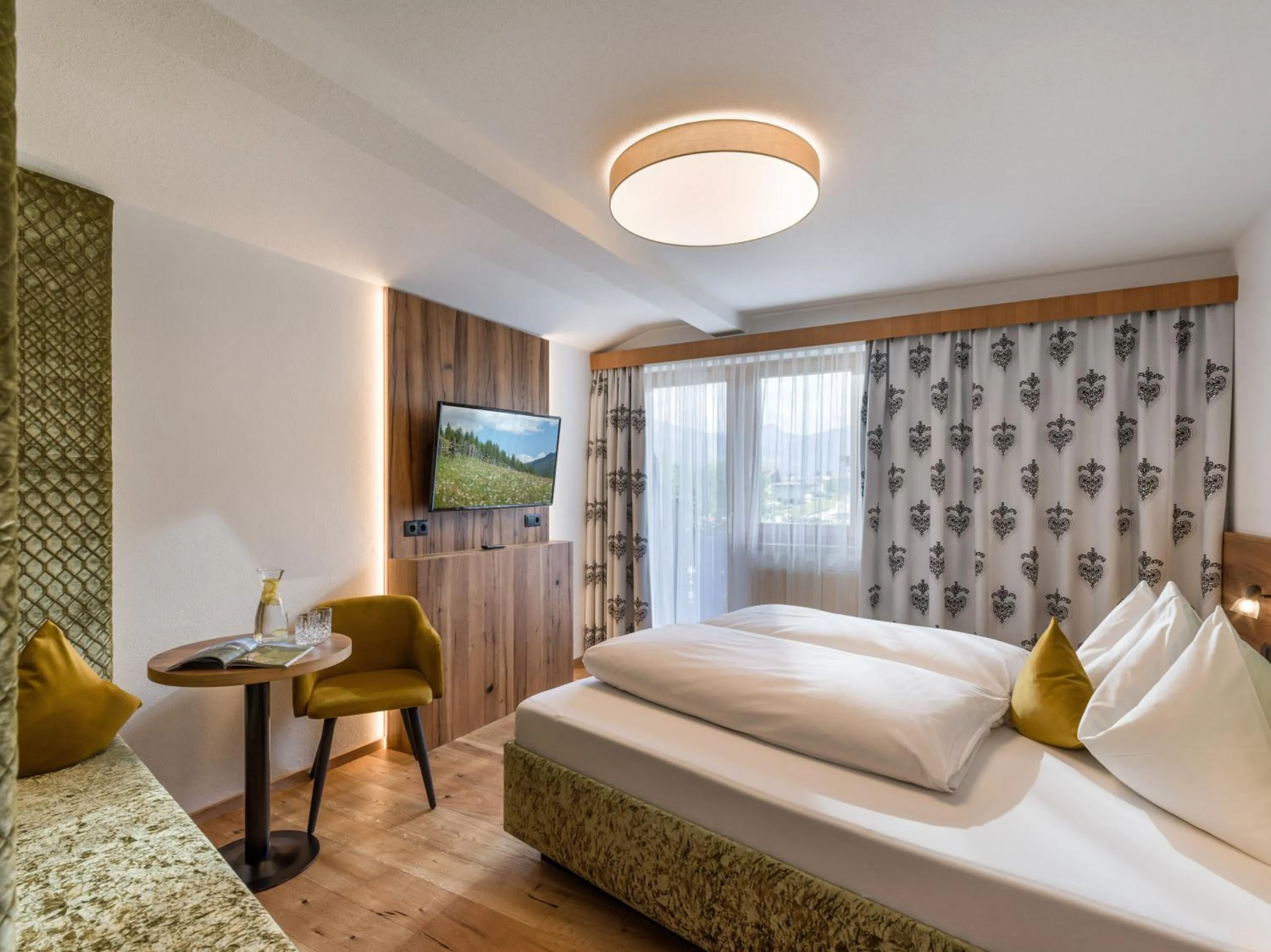 Garden view, Bed in Hotel Landhaus Zillertal