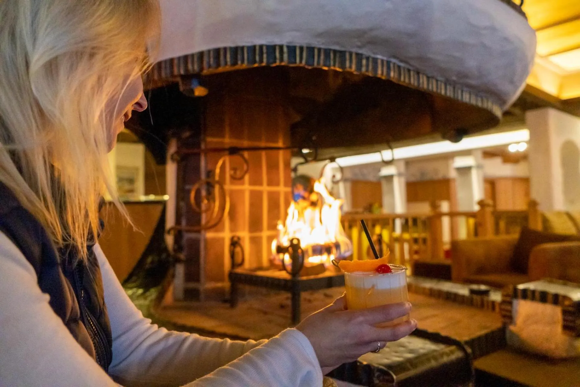 Lounge or bar in Hotel Neuhintertux 4 Sterne superior