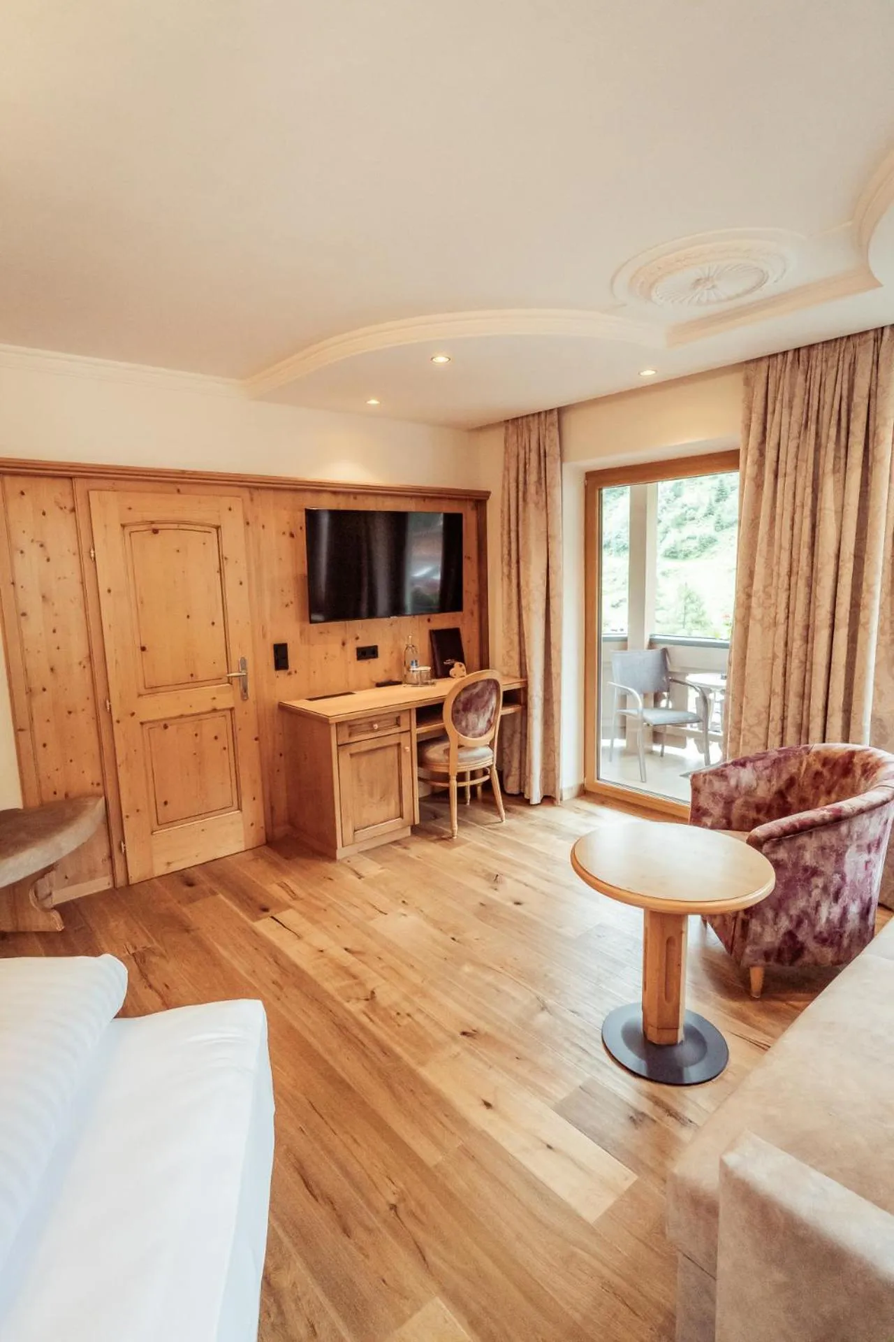 Seating area, Bed in Hotel Neuhintertux 4 Sterne superior