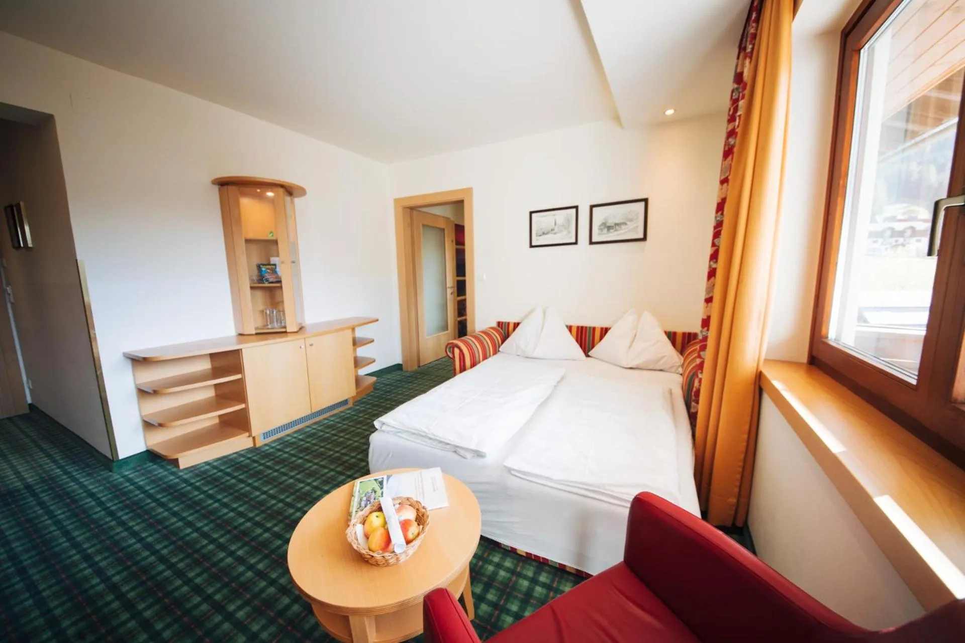 Living room, Bed in Der Kirchheimerhof - Superior