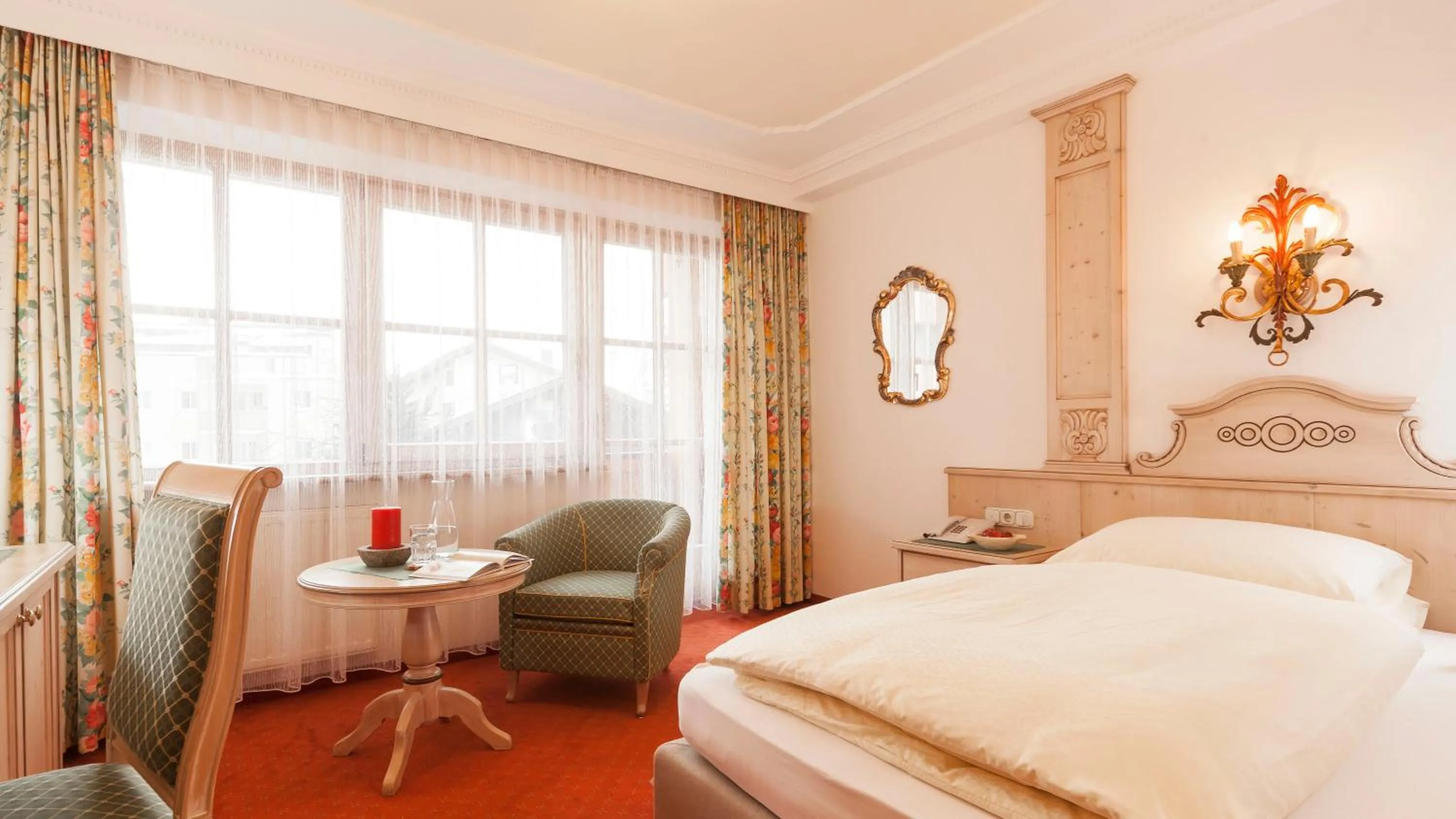 Bedroom, Bed in Superior Hotel Tirolerhof - Zell am See