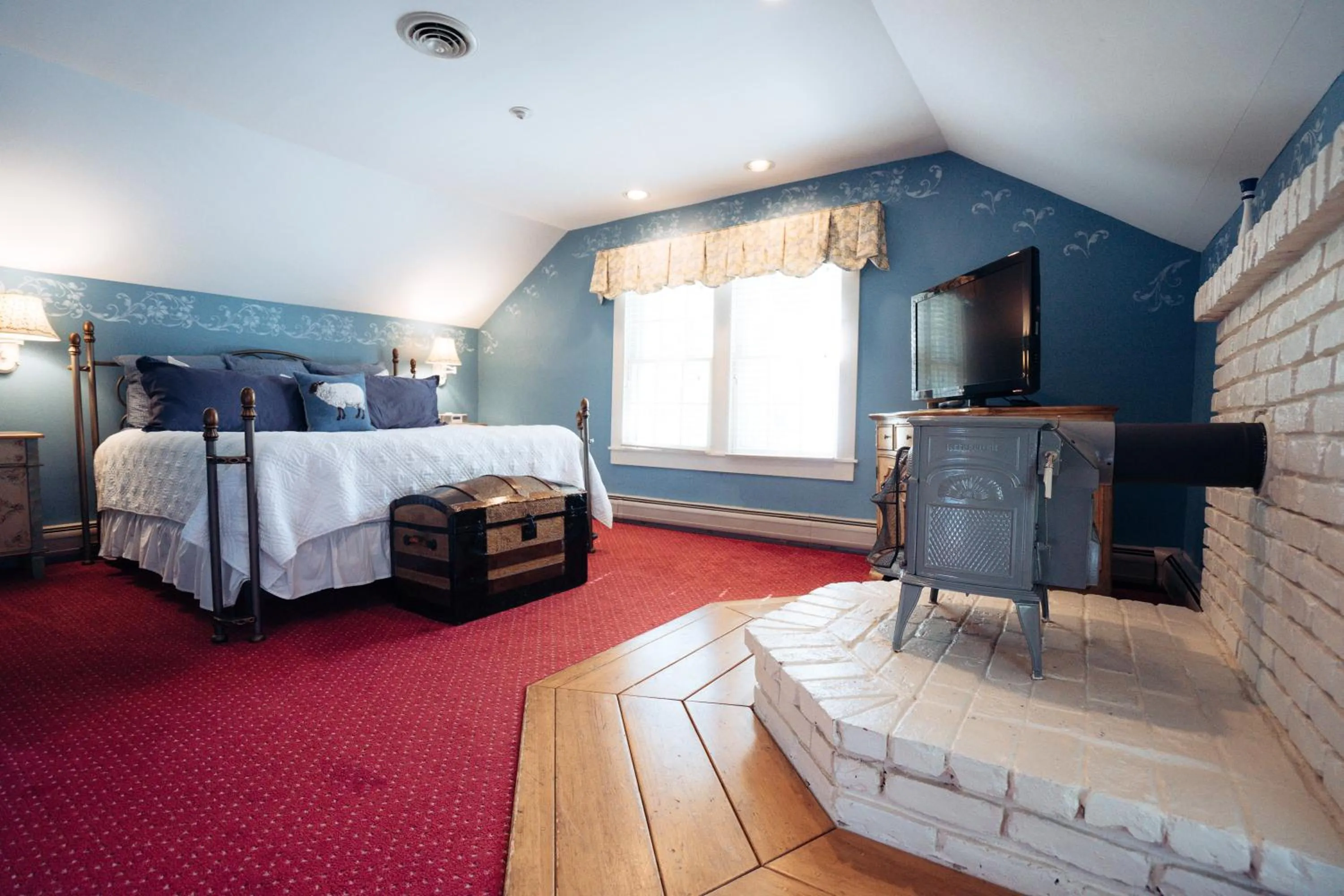 Bed in Reluctant Panther Inn & Restaurant