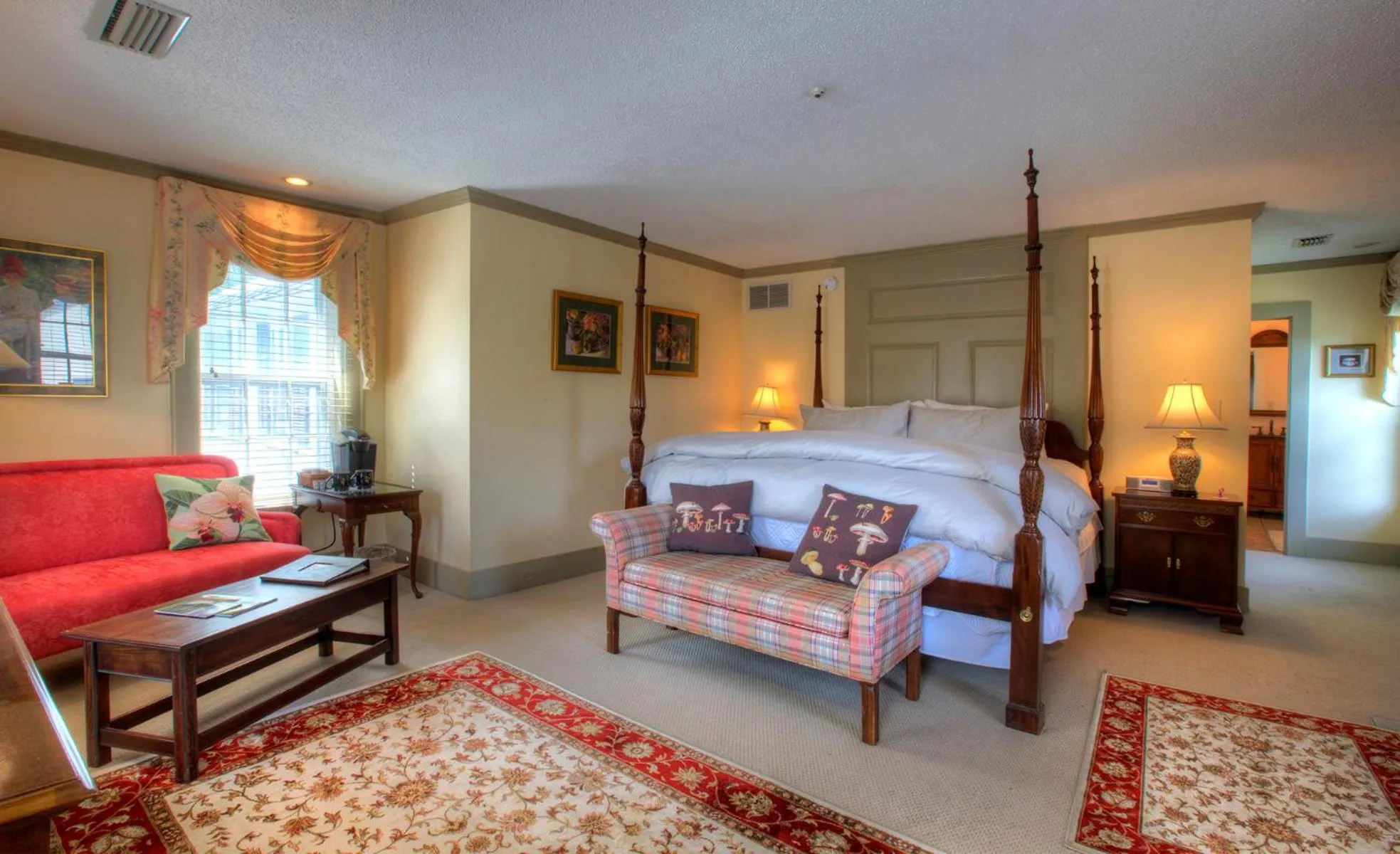 Bed in Reluctant Panther Inn & Restaurant