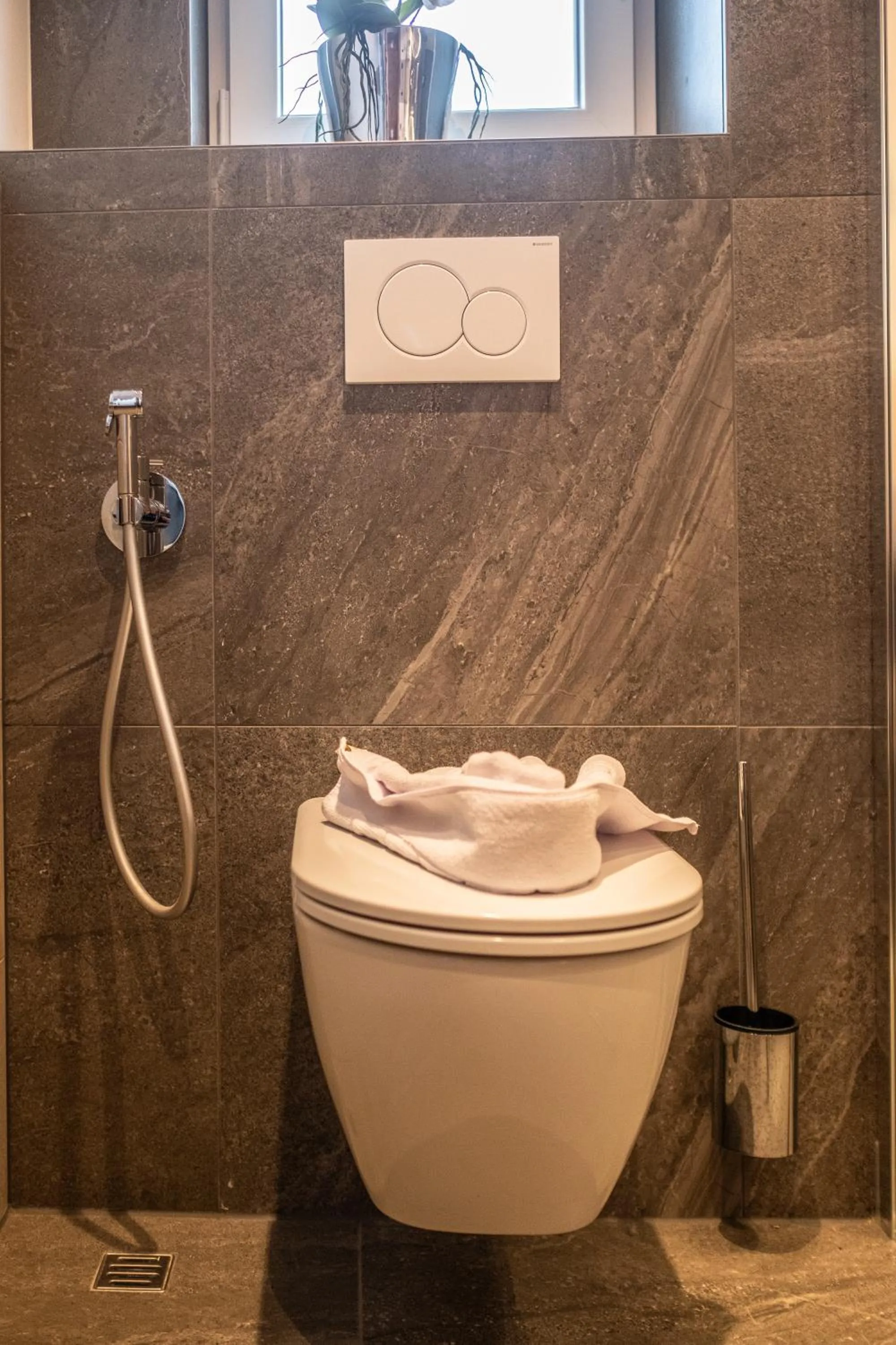Toilet in Dorfkrug Kaprun - Luxury Suites & Appartements