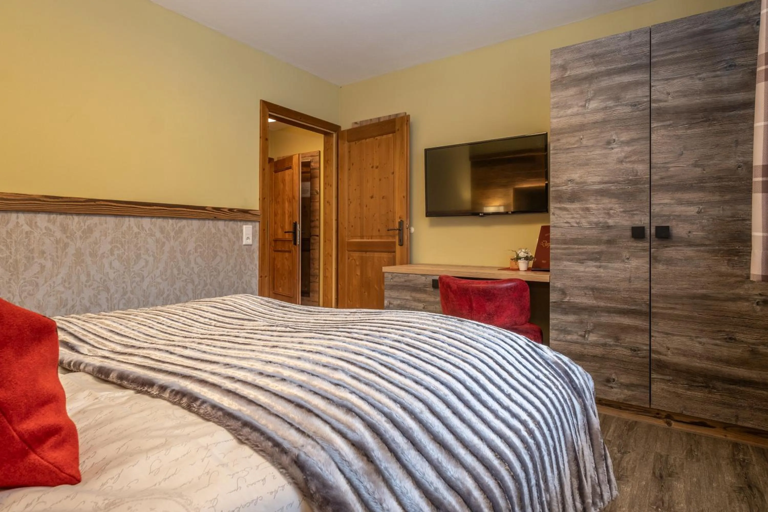 Bed in Dorfkrug Kaprun - Luxury Suites & Appartements