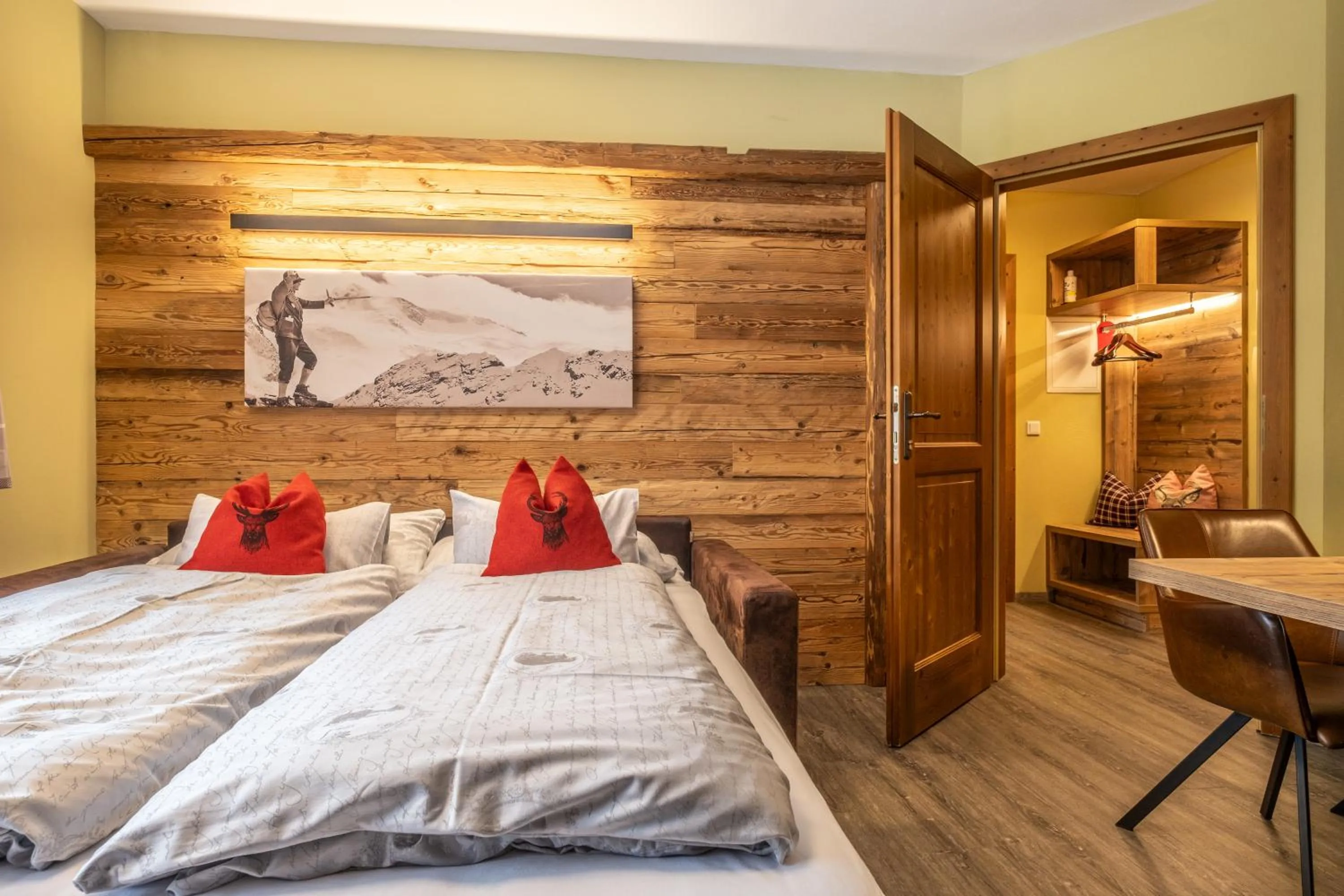 Bed in Dorfkrug Kaprun - Luxury Suites & Appartements