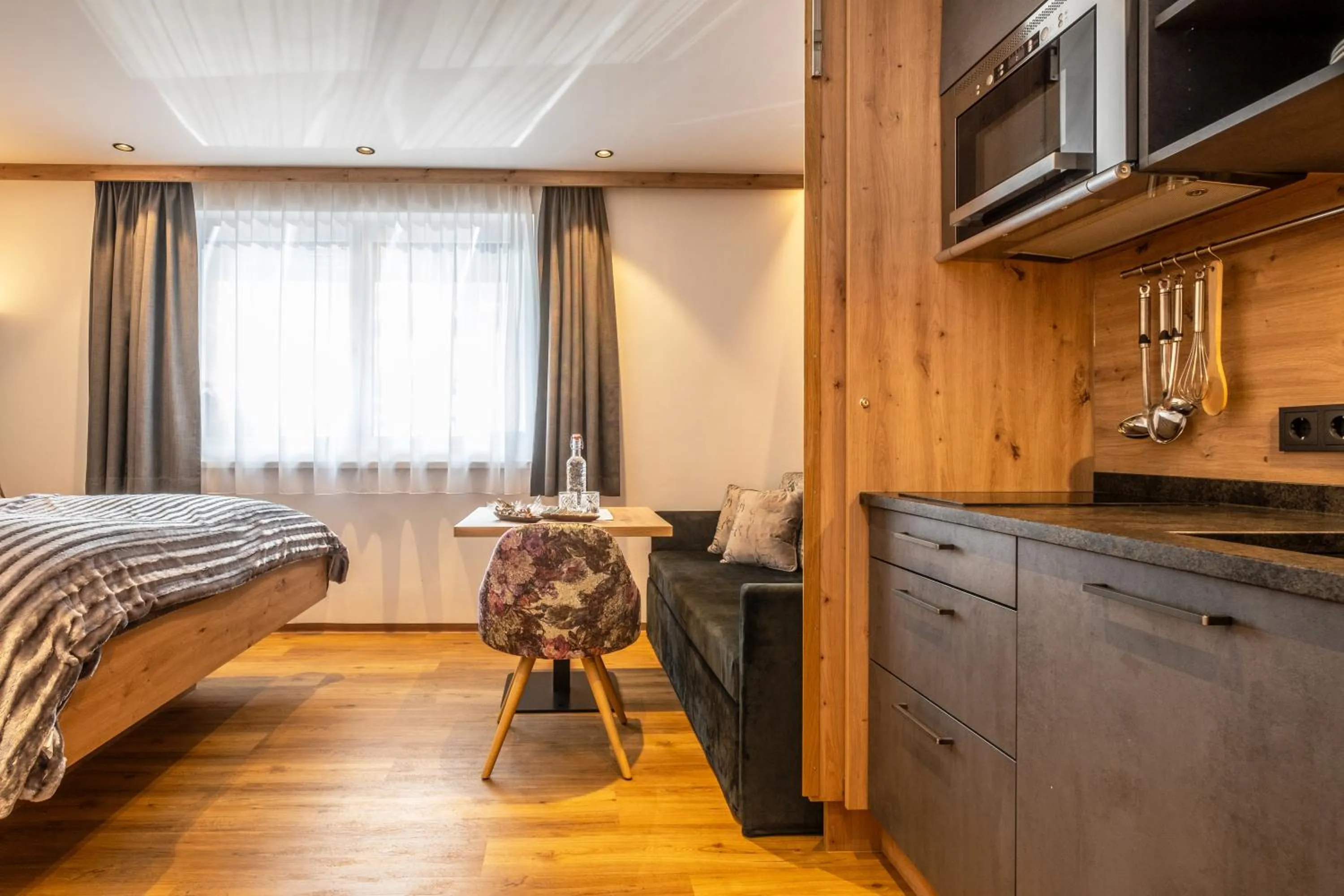 Bed in Dorfkrug Kaprun - Luxury Suites & Appartements