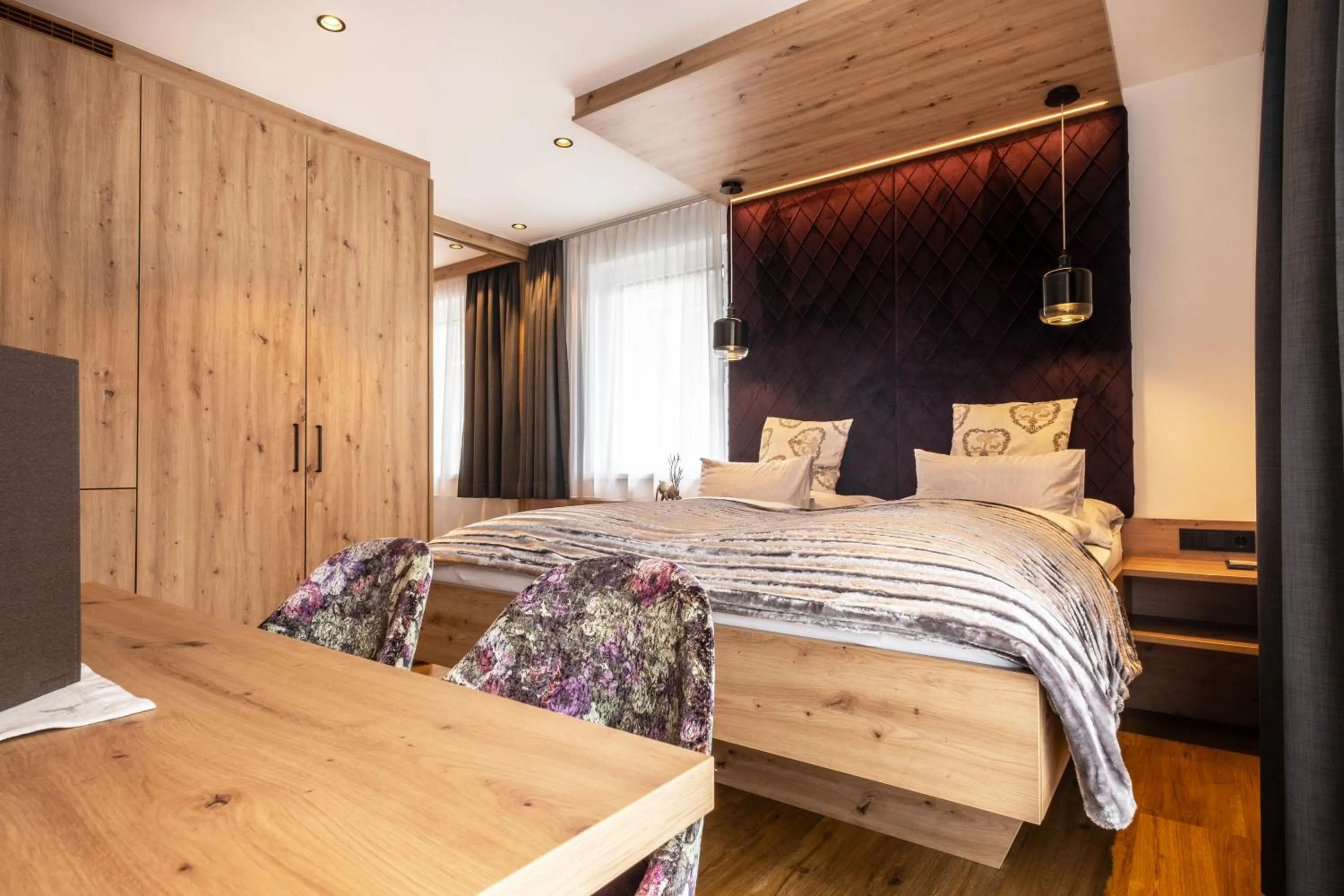 Bed in Dorfkrug Kaprun - Luxury Suites & Appartements