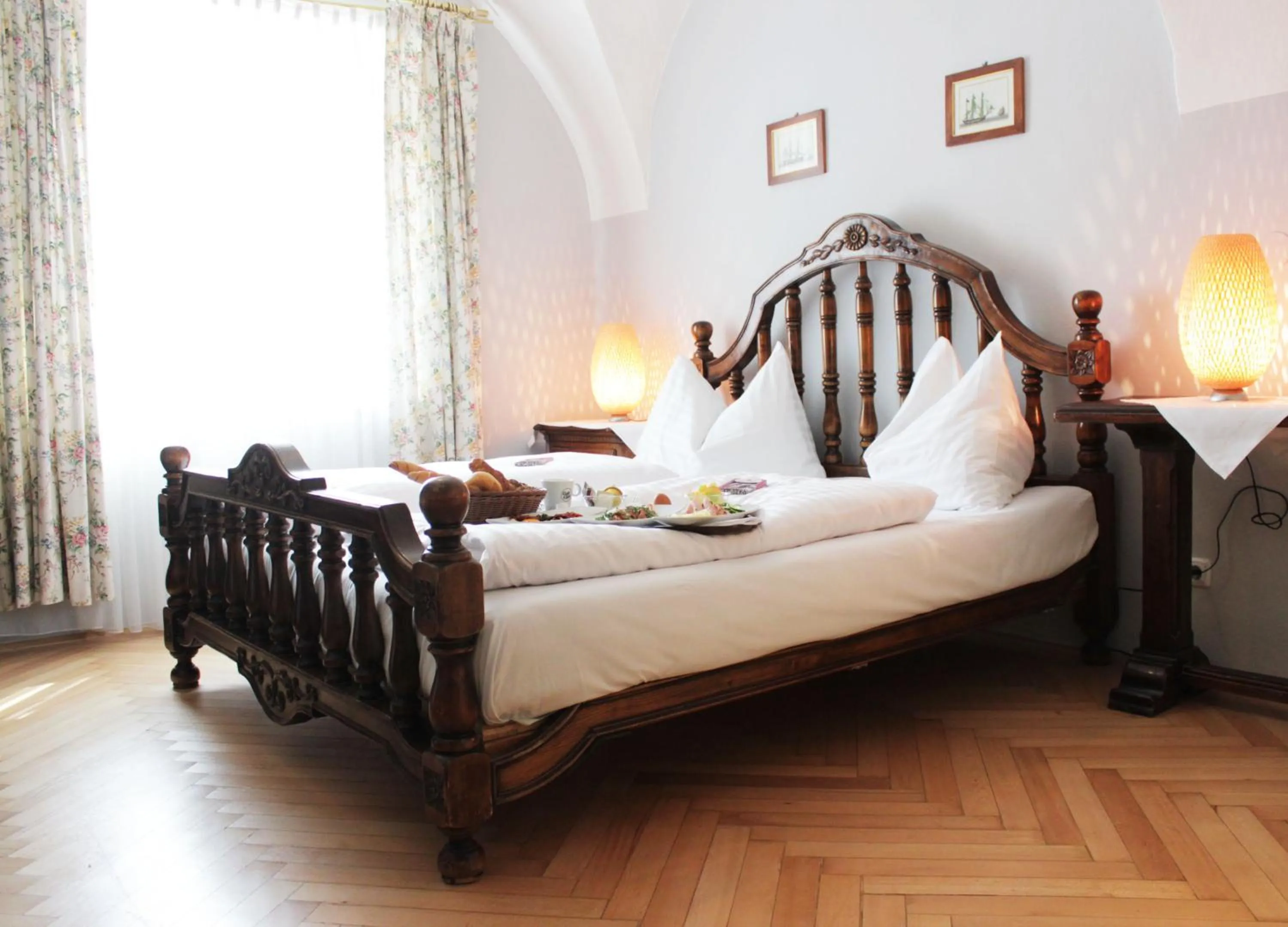 Bed in Stadthotel Restaurant Auerhahn