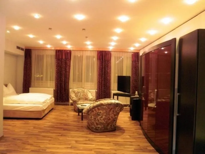 Photo of the whole room, Bed in Stadthotel Restaurant Auerhahn