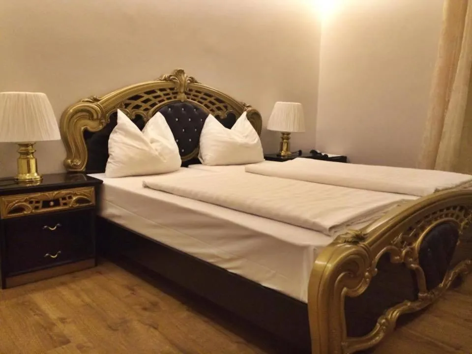 Bed in Stadthotel Restaurant Auerhahn