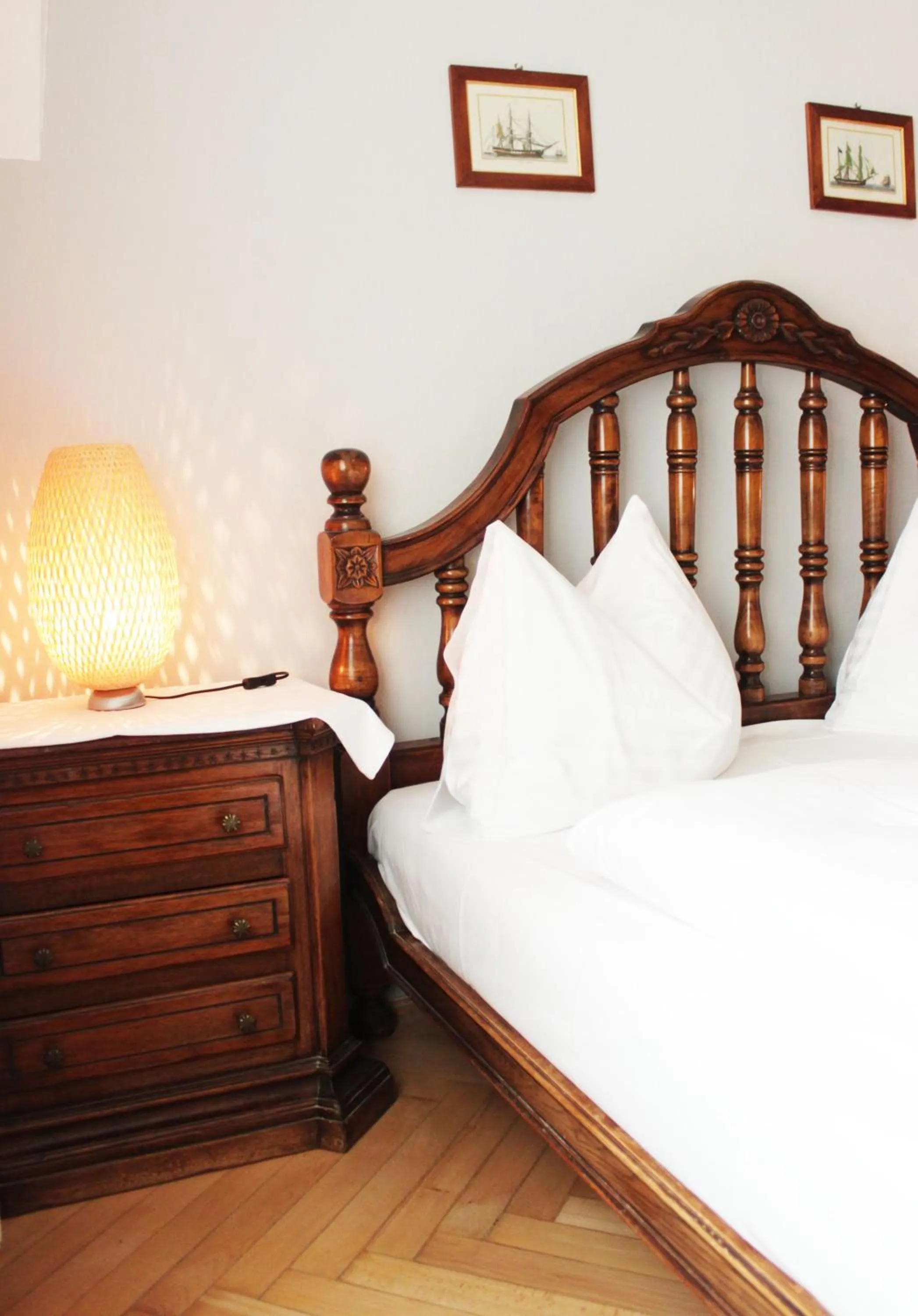 Bed in Stadthotel Restaurant Auerhahn