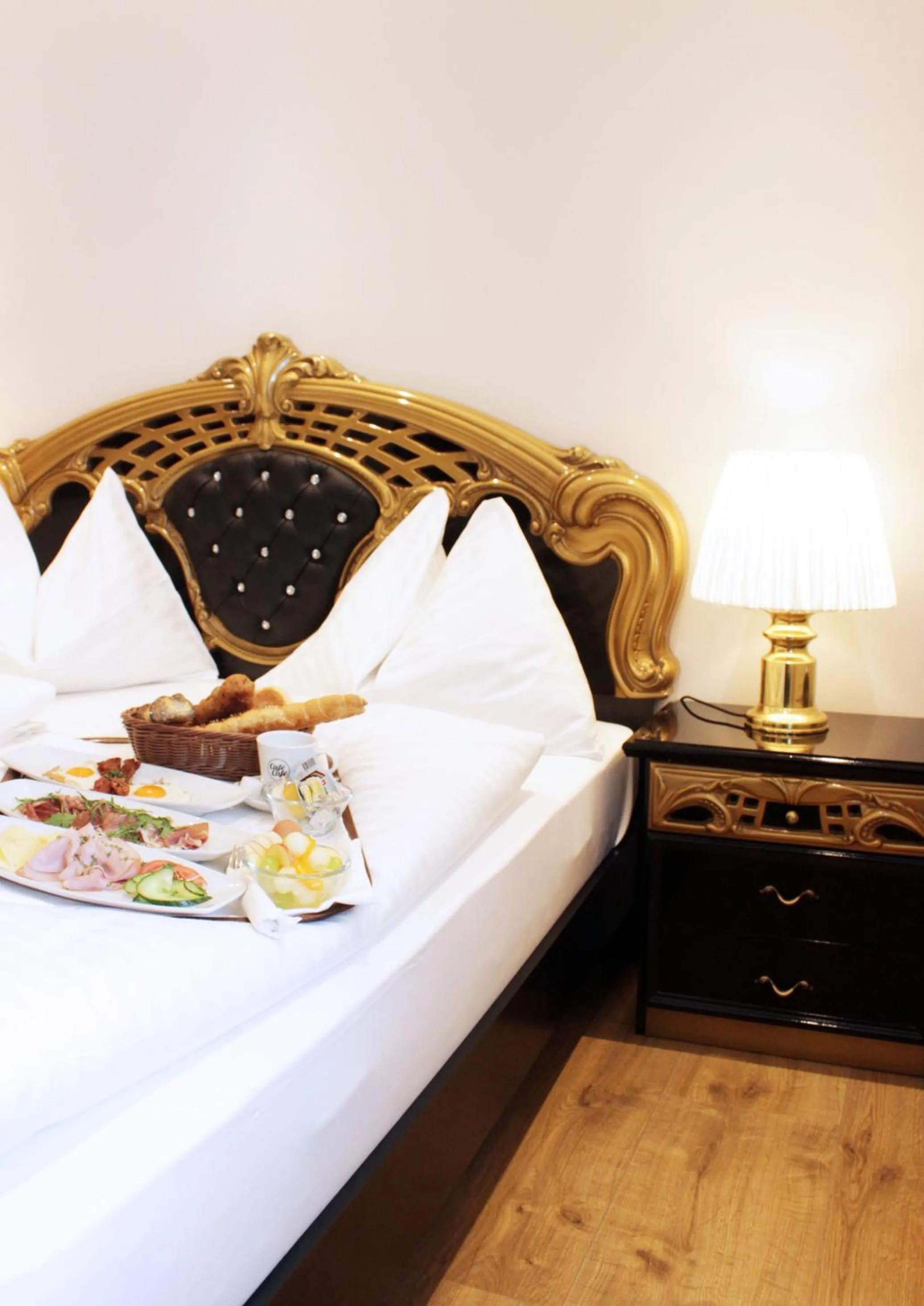 Bed in Stadthotel Restaurant Auerhahn