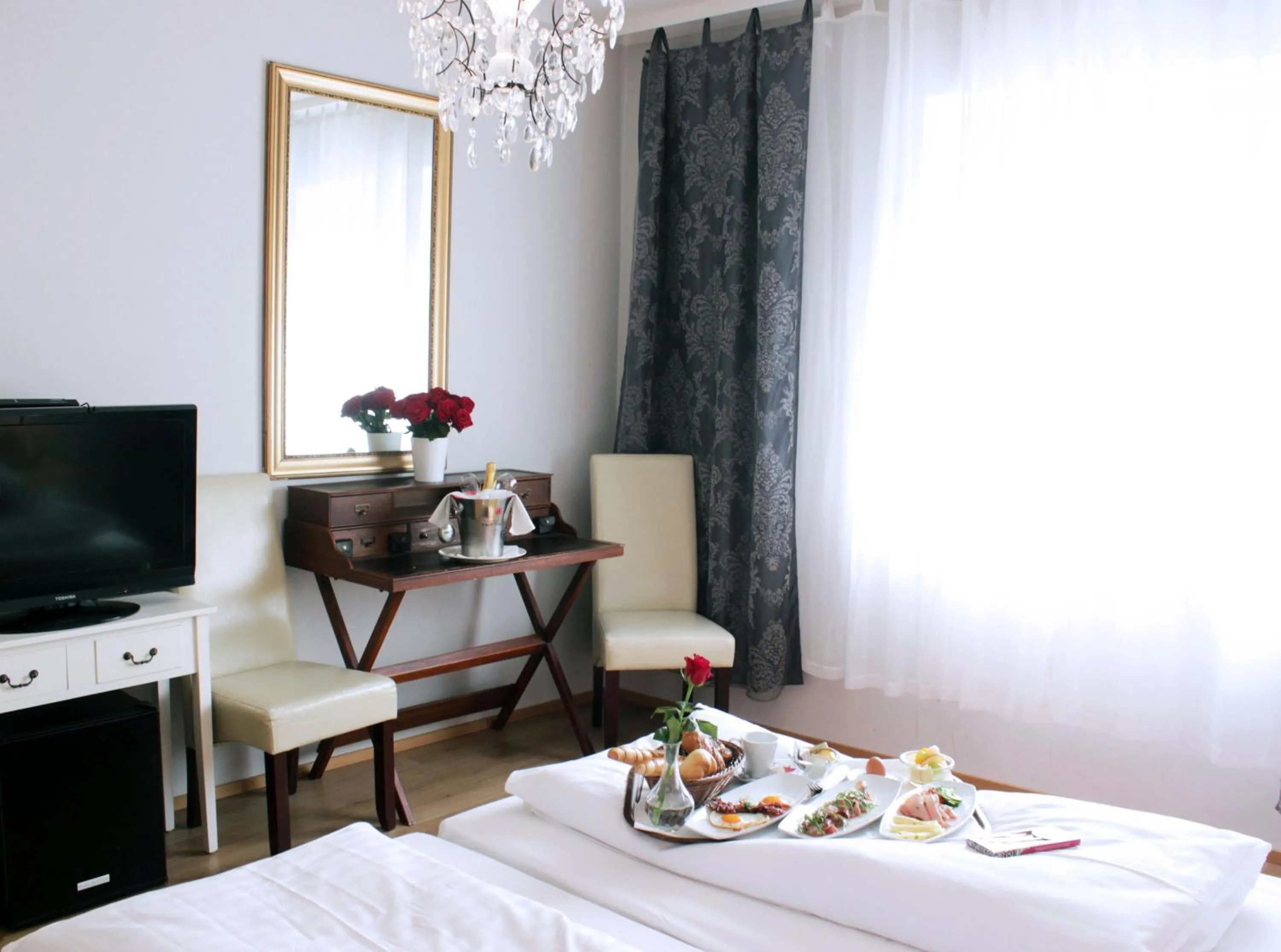 Bed in Stadthotel Restaurant Auerhahn