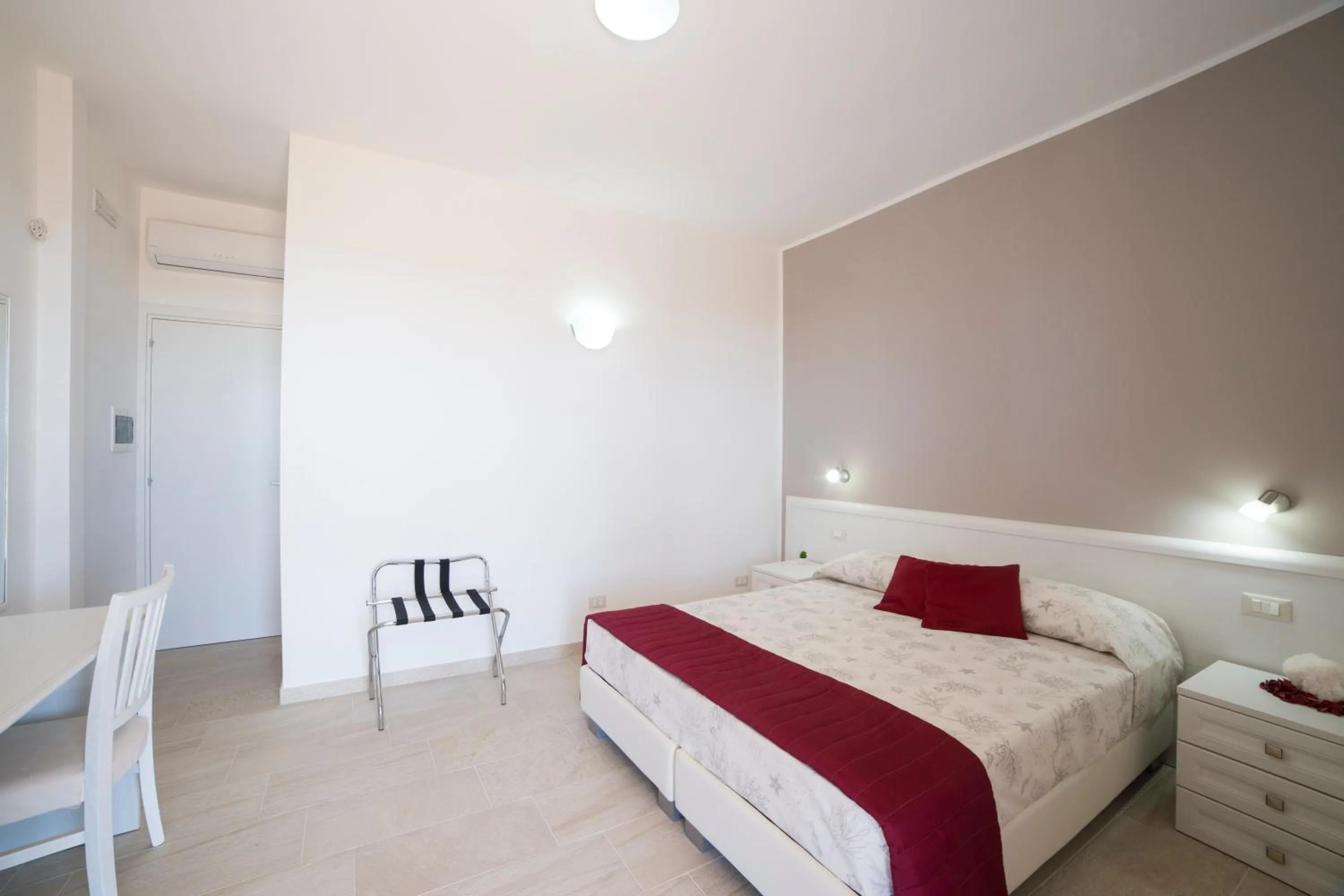 Photo of the whole room, Bed in Raggio Di Sale