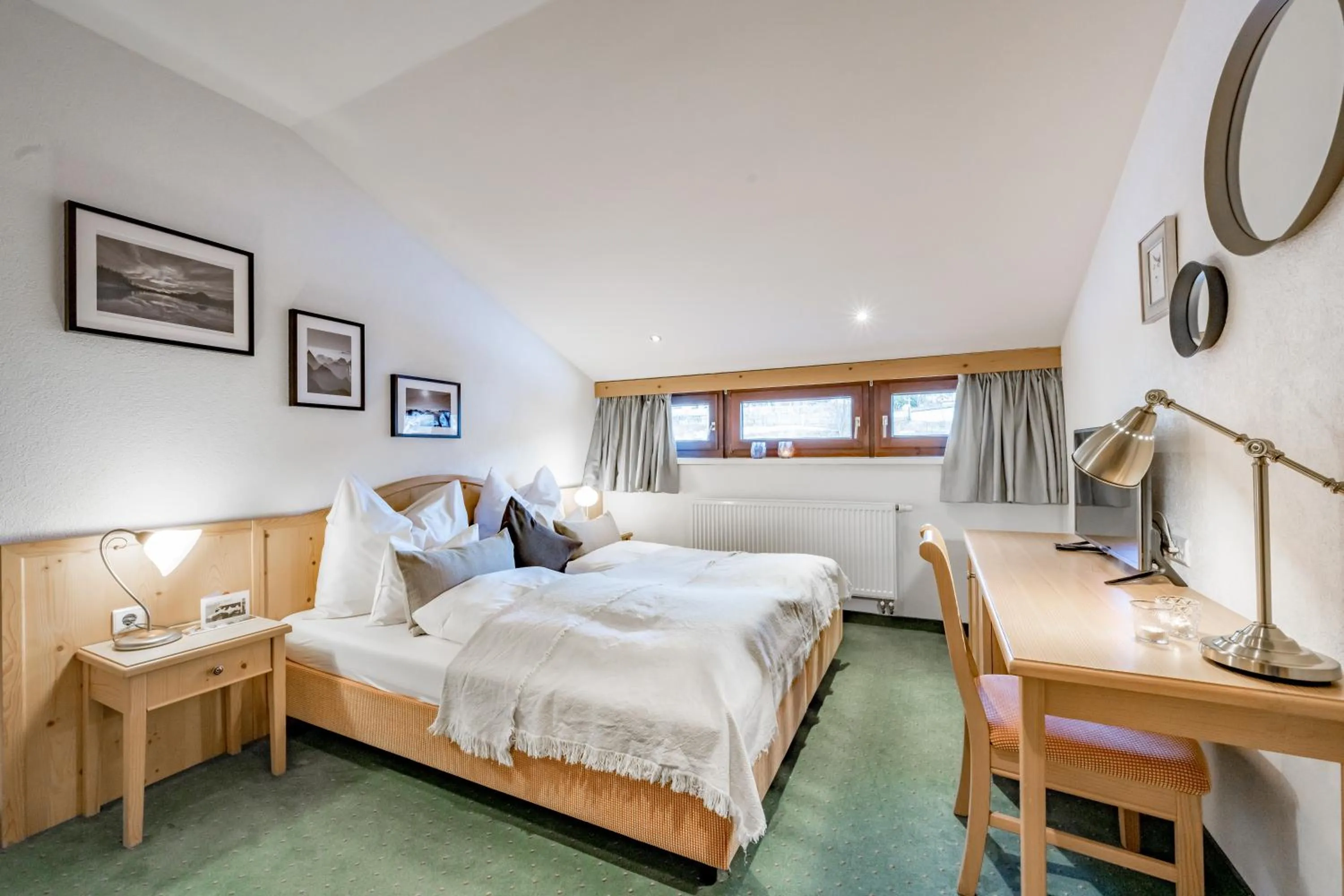 Photo of the whole room, Bed in Inntaler Hof