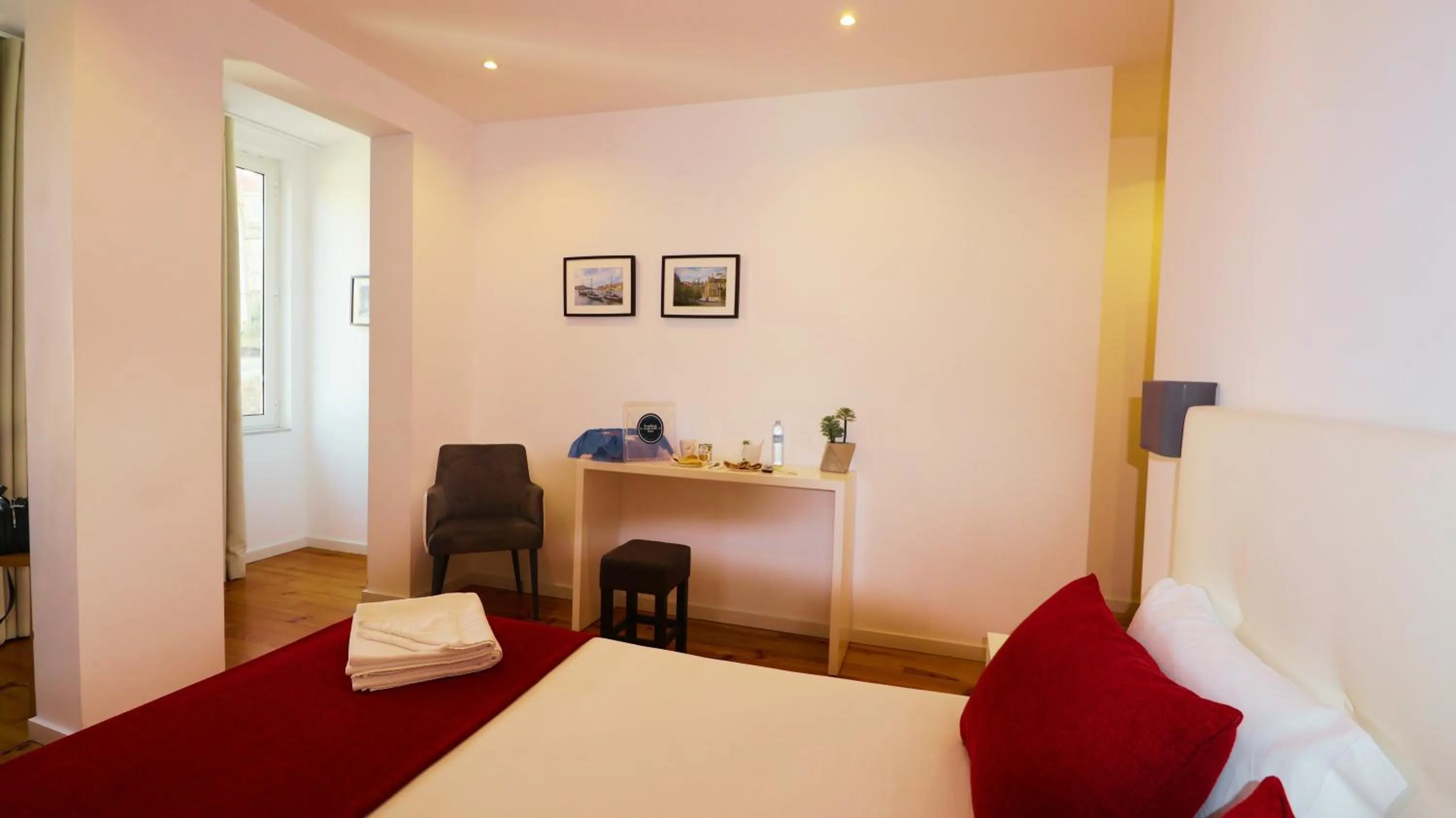 Breakfast, Bed in MyStay Porto Bolhão