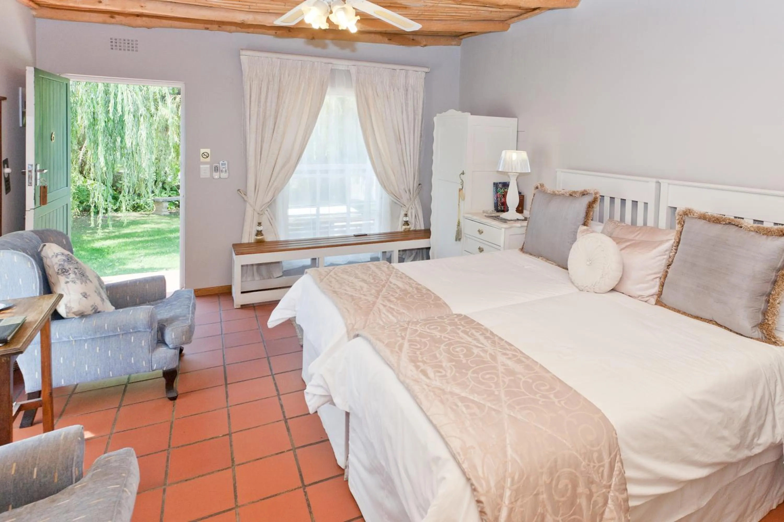 Staff, Bed in Oue Werf Country House