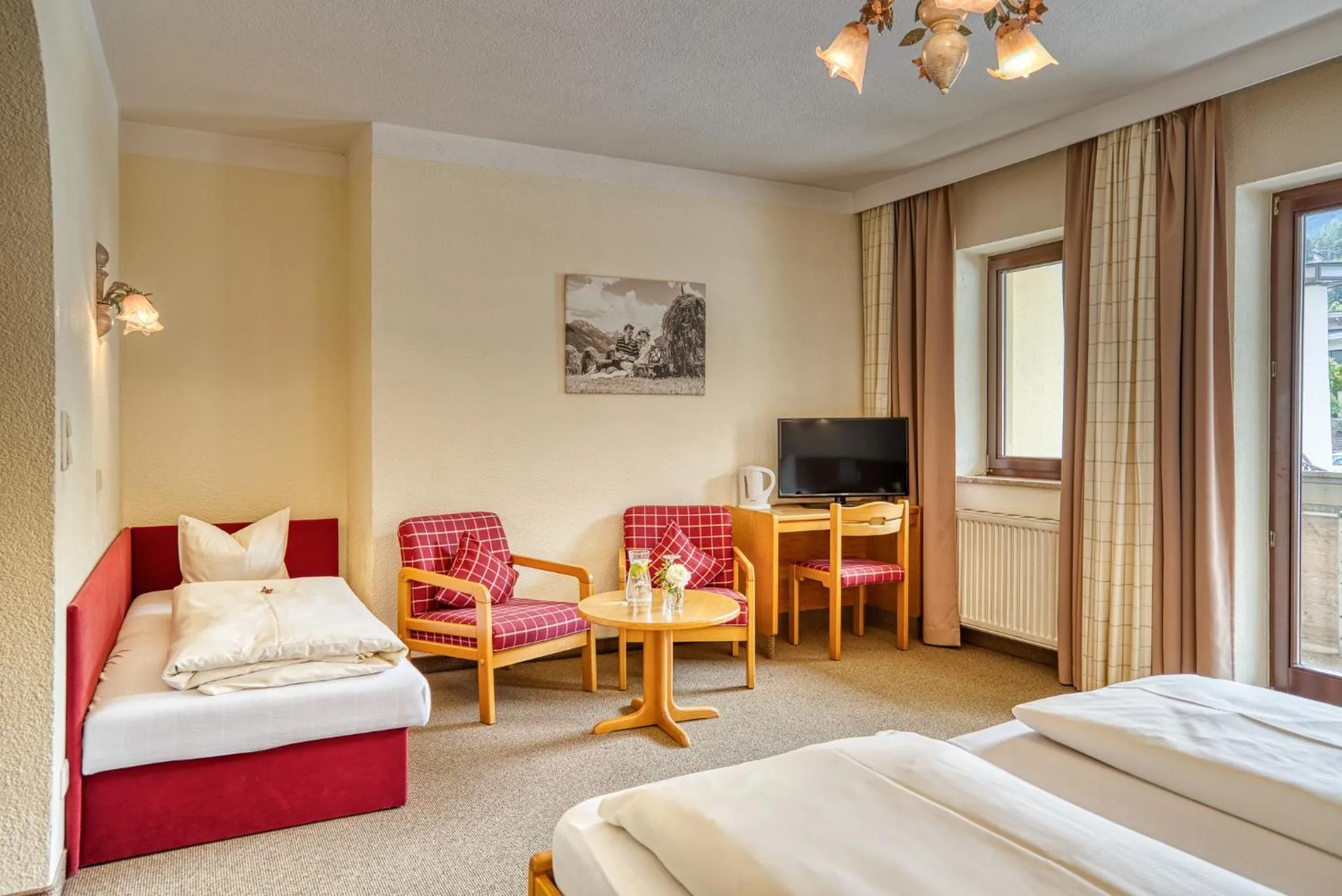 Photo of the whole room, Bed in keyone rooms Tarrenz