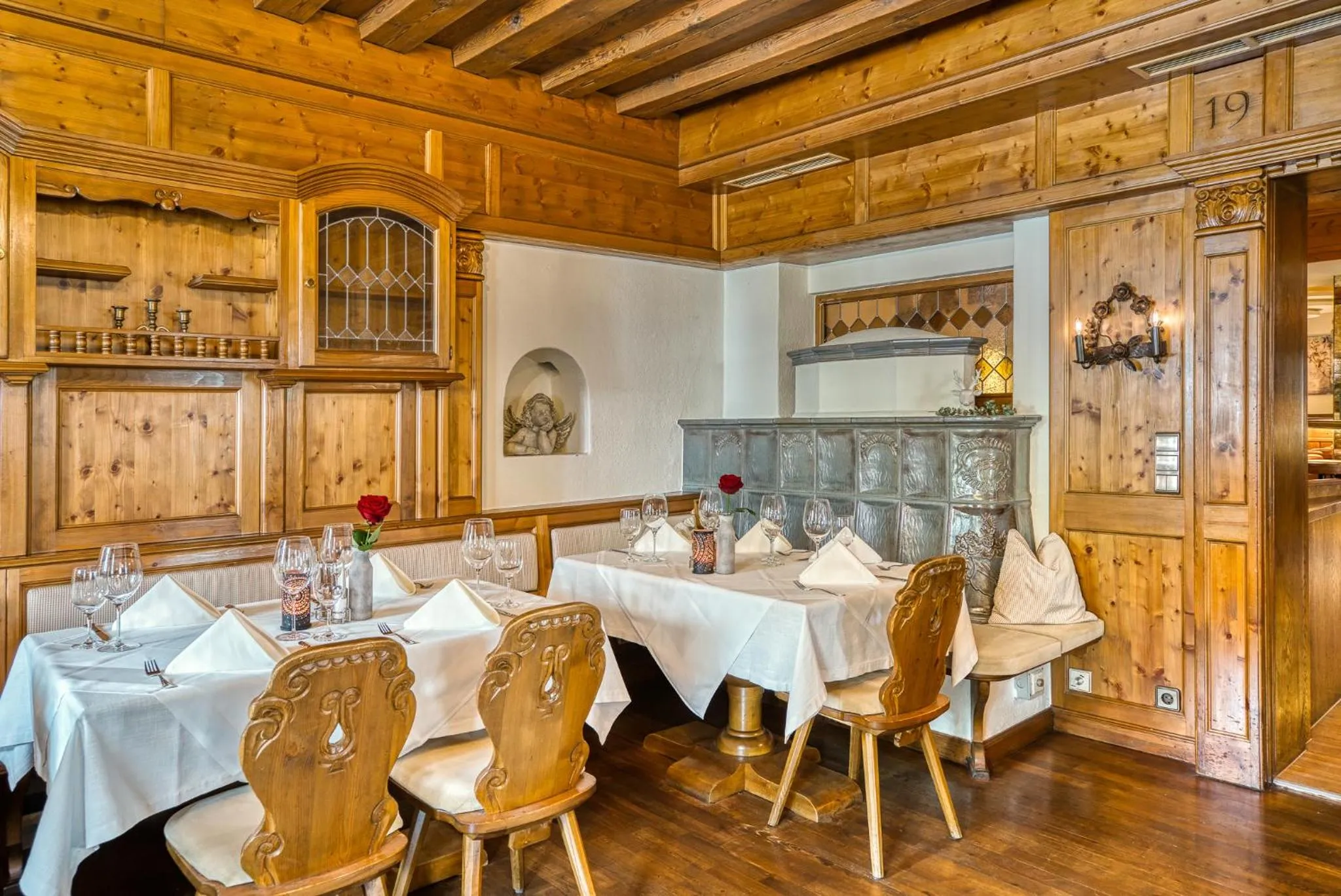 Restaurant/places to eat in keyone rooms Tarrenz