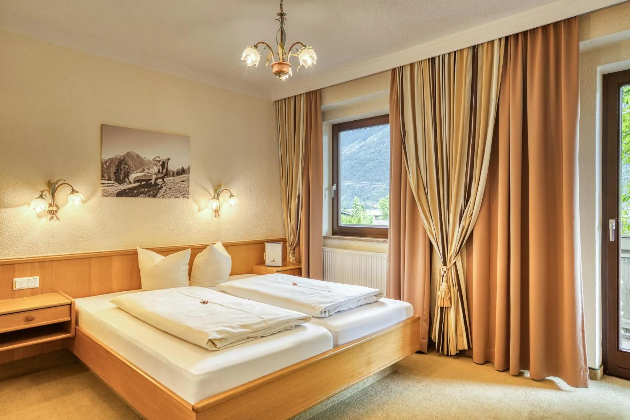 Photo of the whole room, Bed in keyone rooms Tarrenz