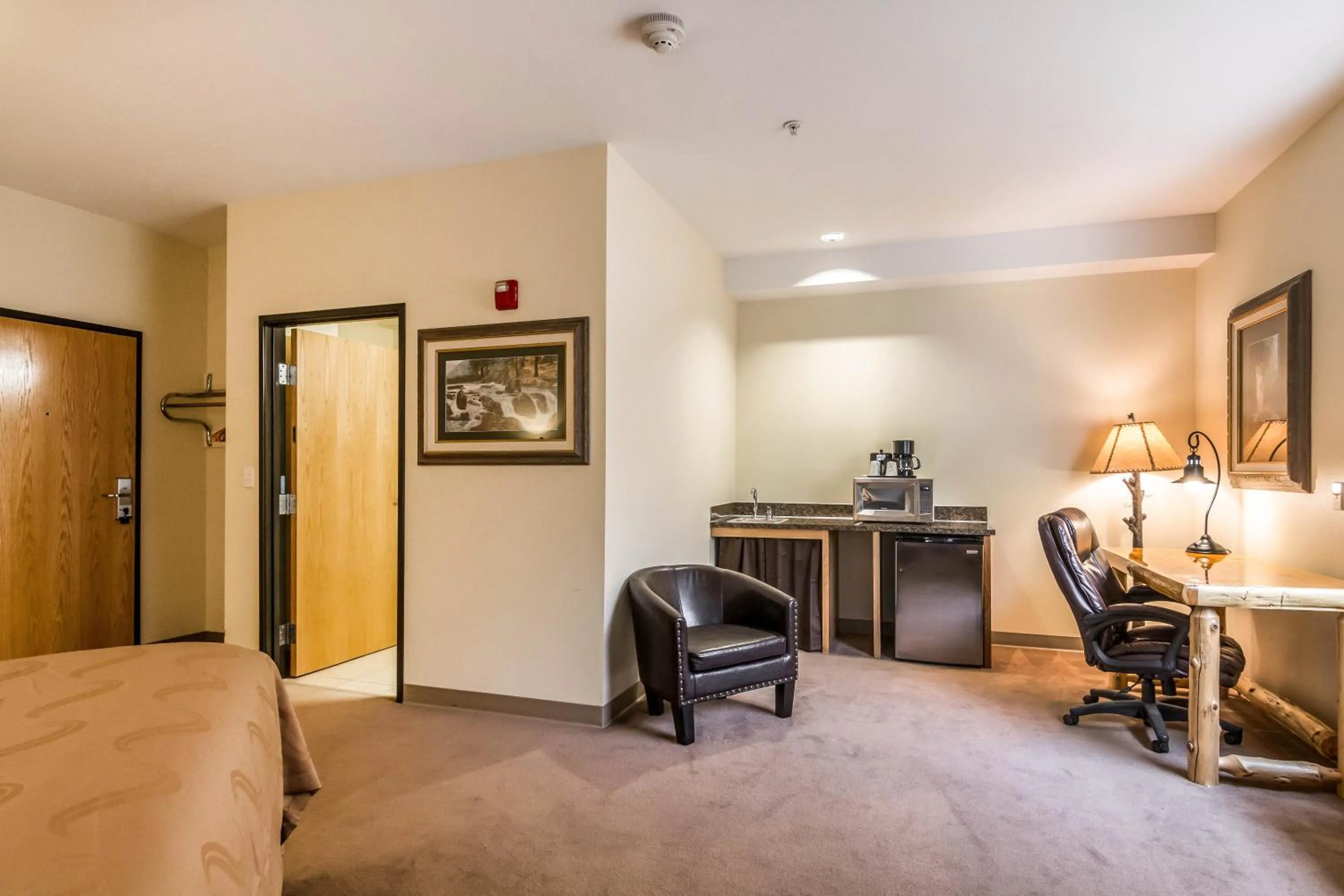 TV and multimedia in Quality Inn Selah North Park