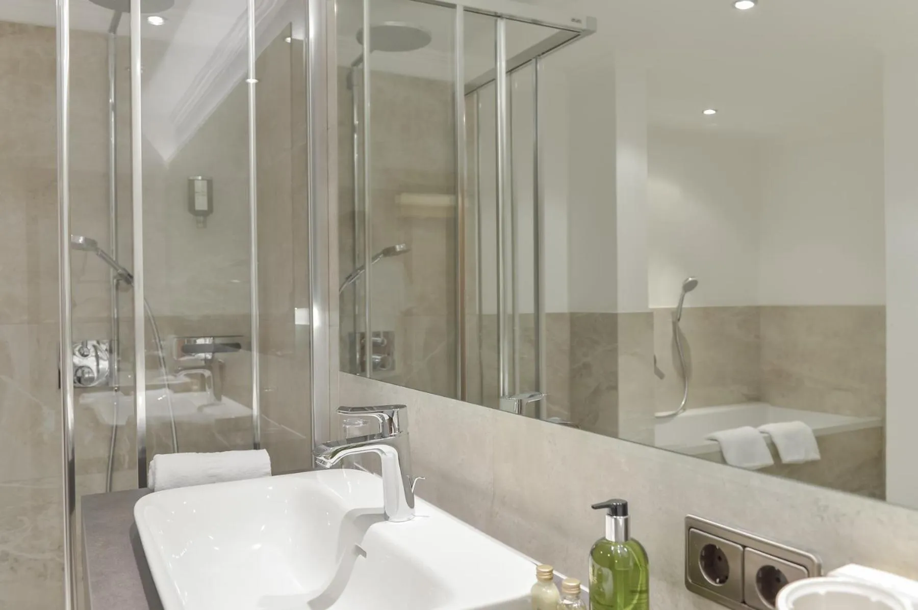 Bathroom in Regina Hotelsuites