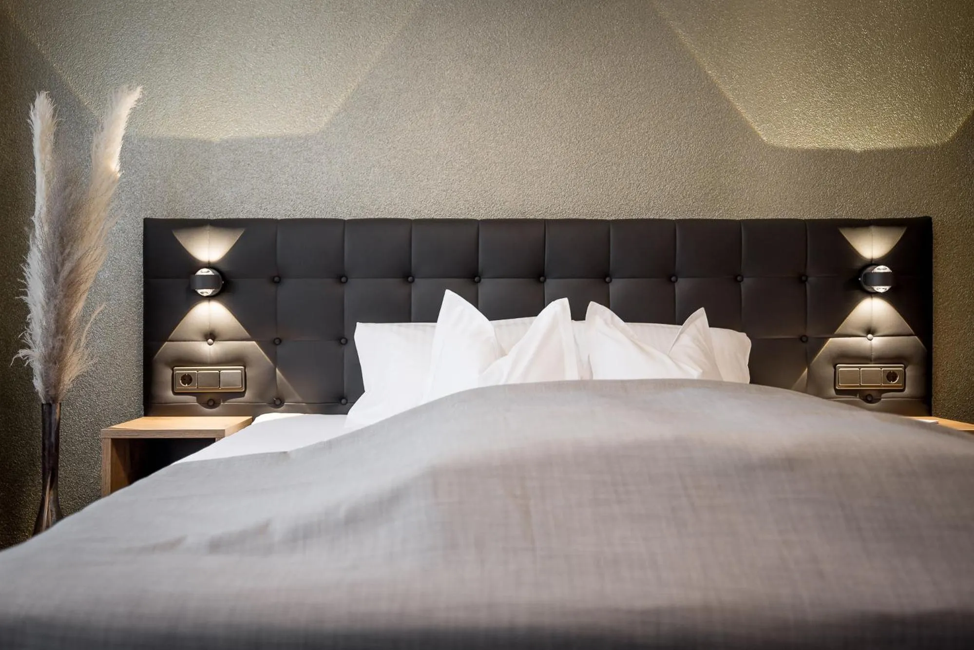 Bed in Regina Hotelsuites